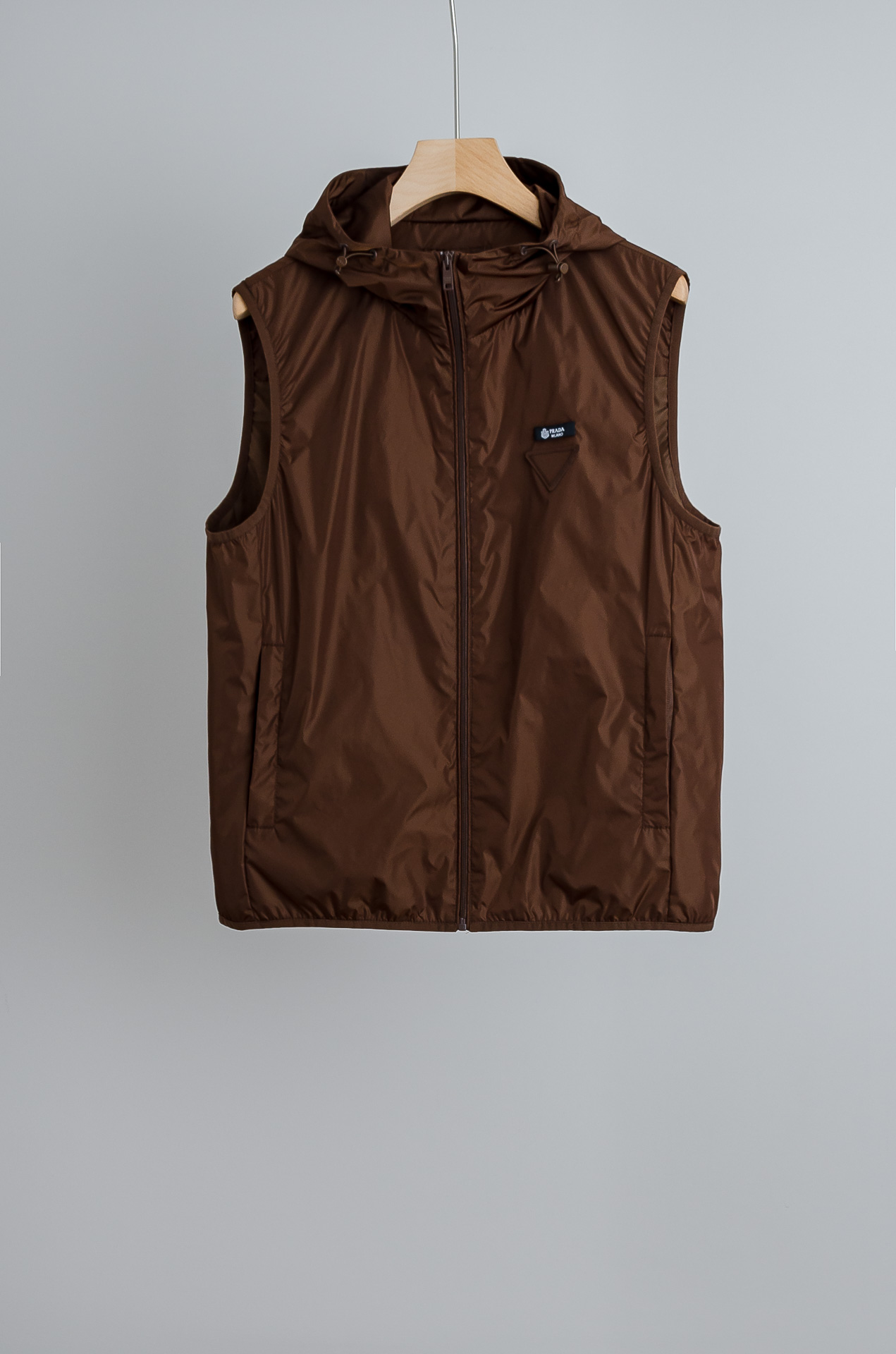 NO:744175,PRADA 2026FW Autumn and Winter latest hooded design men's casual vest jacket #The upper body is very comfortable, the texture is super delicate and soft. The color is bright and glossy. It has excellent long-term wear and is not easy to deform, washable and wear-resistant, not easy to pilling, the fabric feels skin-friendly, has strong breathable and moisture-absorbing properties, and the upper body feels comfortable and pleasant, giving you the ultimate skin-friendly wearing experience!  It is both comfortable and handsome. The version configuration is also made of a relatively fashionable slightly loose version. The hooded cut is matched with a zipper fly to put on and take off, making it more free and easy. The exclusive customized zipper piece embodies the elegant temperament from the details. The style is naturally quite outstanding and can be perfectly controlled for leisure and sports. This is the charm of this basic item!  !  It has pushed this model to the extreme. The minimalist style structure is grand, natural, and highly recognizable. The upper body will never go wrong, and the matching performance is beyond doubt. Moreover, this regular model and high-quality requirements can better represent your understanding of an attitude, and it is also a kind of self-consciousness about fashion.  I show it. Whether it is paired with casual or formal wear, it is your perfect choice, making you the focus of the fashion world. It makes the classic and easy-to-wear vest more avant-garde and high-street, standing out from passers-by, showing new creative energy, and the eclectic tailoring reshapes the novel high-street casual style!  Size M-3XL,,prada,prada,jackets & coats,jackets & coats,hats,19860909PRADA普拉达2026FW 秋冬最新连帽设计男士休闲马甲夹克外套#上身十分的舒适,质感超级的细腻且柔软.色彩鲜艳,光泽度十足.具有出色的久穿不易变形、耐水洗耐磨耐穿、不易起球,面料触感亲肤,拥有极强的透气吸湿性能,上身体感舒适宜人,给你带来极致亲肤的穿着感受！既舒适又帅气. 版型配置也是比较时尚的微宽松版型打造,连帽裁剪搭配拉链门襟穿脱方式,更加的洒脱自在,独家定制的拉链片,从细节体现高雅的气质,风格自然相当的出色到位,休闲运动都可以完美的驾驭,这也是这种基础单品的魅力所在！！更是将此款推向了极致,极简的风格构造,大气,自然,辨识度高,上身绝对不会出错,搭配性能更是毫无疑问,并且这种常规款,高品质的要求更能代表你对于一个态度的认知,也是一种对于时尚的自我彰显.无论是搭配休闲款还是正式穿搭,它都是您的完美选择,让您成为时尚界的焦点.让经典好穿款马甲更加前卫而高街,路人中脱颖而出呈现崭新创意能量,剪裁不拘一格重塑新颖的高街休闲风！ 尺码M-3XL,,prada,prada,jackets & coats,jackets & coats,hats,,Men's clothing