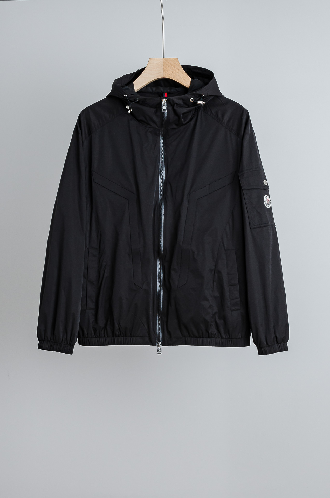 ☀️☀️MONCLER蒙口2026新春最新出品，连帽防水夹克外套#同步官网发售！该款夹克外层超柔聚酯纤维