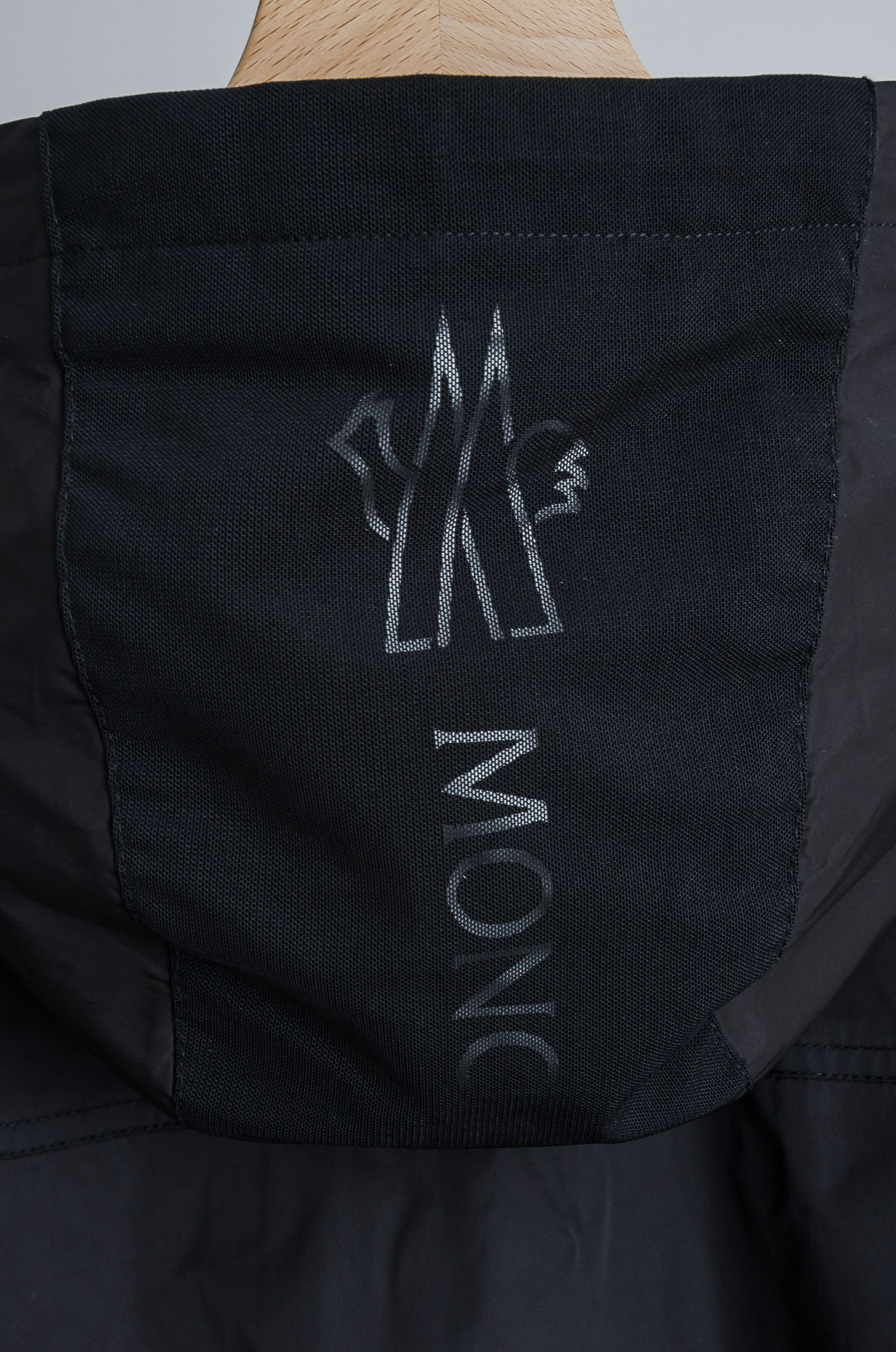 ☀️☀️MONCLER蒙口2026新春最新出品，连帽防水夹克外套#同步官网发售！该款夹克外层超柔聚酯纤维