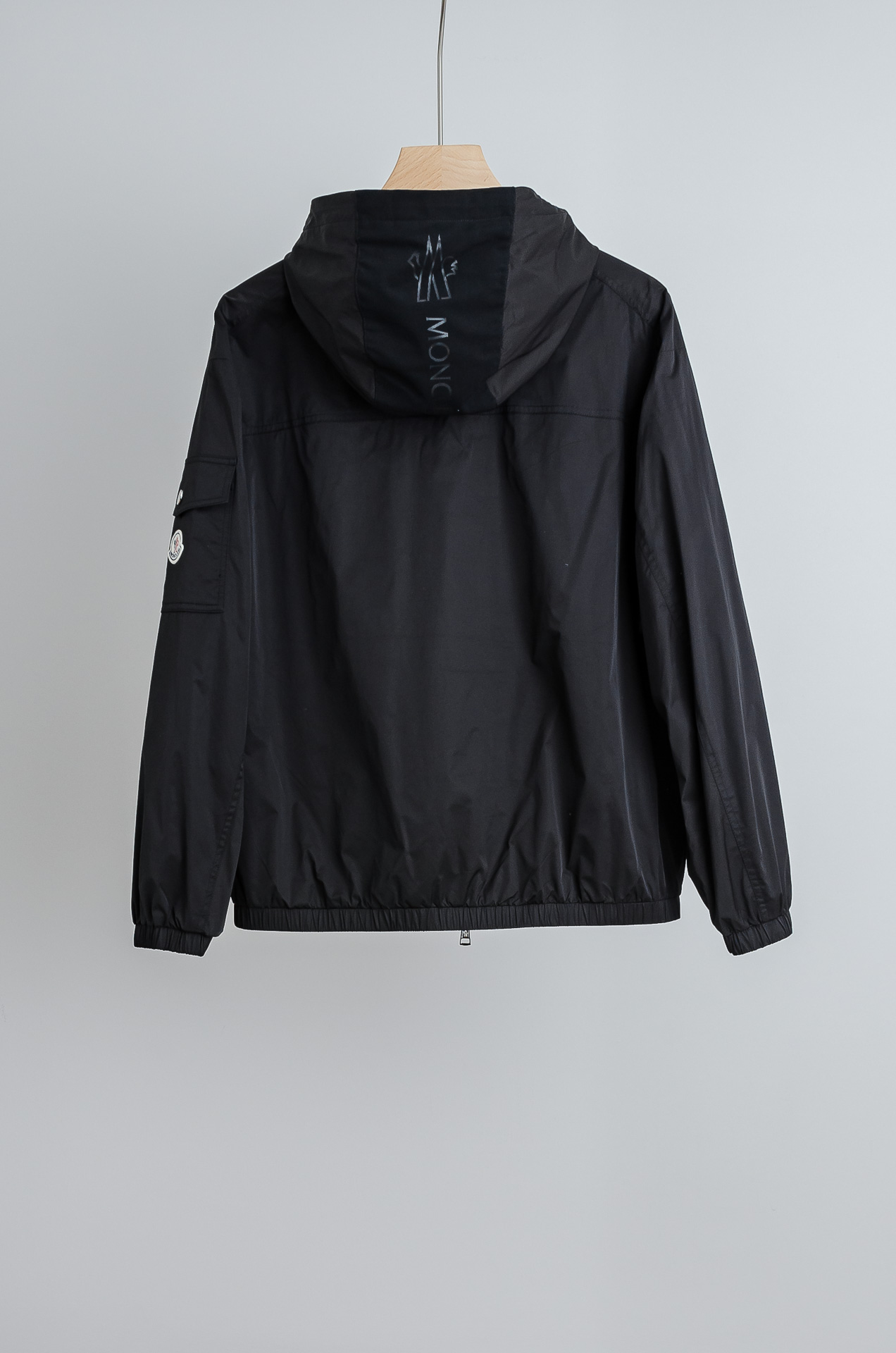 ☀️☀️MONCLER蒙口2026新春最新出品，连帽防水夹克外套#同步官网发售！该款夹克外层超柔聚酯纤维