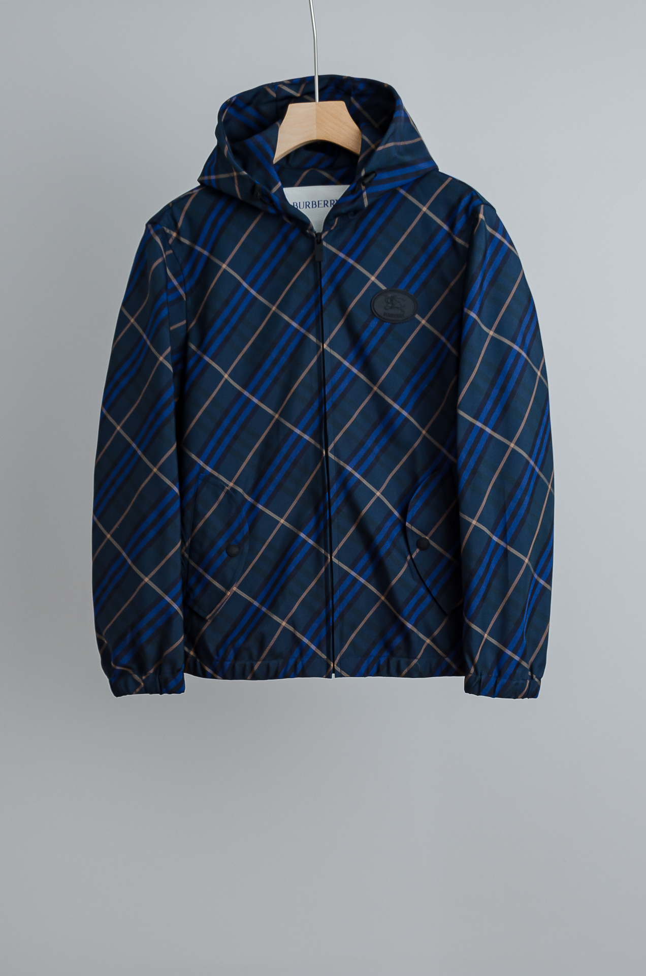 NO:744151,2026 New Year's New Year's Latest Burberry Plaid Twill Jacket #[BUR's top product, the treasure of the store] Hard goods Our family finally went online in the early spring of this year, and the sports are coming. The counter price is 10,000, and the official website is facing the point of being sold out. You can imagine how popular this sports is!  High-end outdoor sports and leisure series, very hot sports trend!  BUR's ace channel kills all versions on the market. It can only be said that it is not of the same level at all. Regardless of the material, detail restoration and craftsmanship, it is not afraid of any challenges, just to provide everyone with wonderful products. The lightweight equestrian knight logo (EKD), the logo pattern is decorated on the front, and the front adopts the most classic and recognizable new diagonal plaid design, which still restores the neat grid pattern!  It perfectly demonstrates the presence of the BUR brand and can not only block the sun for you in the hot summer!  It prevents ultraviolet rays from tanning the skin and is perfectly breathable and quick-drying!  It’s also rainproof and windproof in winter so you don’t have to worry about traveling!  Every bit is very unique, waterproof, sunproof, windproof, lightweight, extreme quality, and gorgeous details!  !  The upper body naturally has that kind of generous and simple beauty, which brings out the exquisite and stylish high-end atmosphere. Both the recognition and personality are very good. It can be easily worn to show the pursuit of fashion by young ladies and brothers!  !  The loose version is more suitable for outdoor sports in autumn and winter. The matching effect is also perfect, and it perfectly meets the needs of various wearing occasions. It is extremely extraordinary, the grade and charm are extremely outstanding, and it can better highlight the brand specifications and your pursuit of fashion!  !  Needless to say, it’s a good thing. If you miss it, it will be your last song. I look forward to your fans’ perfect performance!  !  Size M-3XL,,burberry,jackets & coats,jackets & coats,198609092026新春最新Burberry格纹斜纹夹克外套#【BUR王牌尖货,镇店之宝】狠货 我们家今年早春终于火热上线了,运动重磅来袭,柜台售价一万,官网面临着售罄的地步可想而知这款运动有多火爆！高端户外运动休闲系列,非常火热运动风潮！ BUR王牌渠道 秒杀市面上一切版本 只能说根本就不是一个级别的存在 不管是材质还是细节还原度以及工艺制作方面 不惧任何挑战,只为给大家奉献绝妙产物 轻便马术骑士徽标（EKD）,正面装饰徽标logo图案,正面采用了最经典最有识辨度的新款斜格纹设计,依然是还原格纹对的整整齐齐的！完美的彰显了BUR品牌的存在感, 在炎热夏天不仅能为你阻挡太阳！不让紫外线晒黑皮肤、更能完美透气速干！冬天也能防雨防风让你无惧出行！每一处都是非常独特的,防水,防晒,防风,轻便,品质极端,细节华丽！！上身自然而然的具备那种大方简约之美 衬托出精致有型的高档气息感 无论辨识度还是个性感都是非常的到位 轻松穿搭出小姐姐小哥哥对于时尚的追求！！ 宽松的版型比较适合秋冬外出运动,搭配方面也是完美穿搭效果,完美的符合各种穿搭场合的所需.极为非凡,档次与魅力更是极为的出色亮眼,更能够彰显品牌规格与你对于时尚的追求！！ 好物无需多言,错过便是绝唱,期待各位粉丝的完美演绎！！ 尺码M-3XL,,burberry,jackets & coats,jackets & coats,,Men's clothing