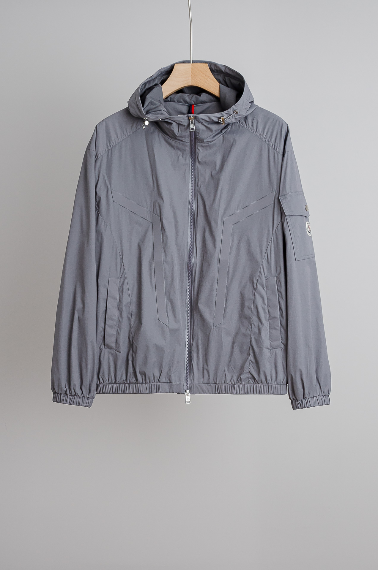 NO:744171,MONCLER's latest product for the 2026 New Year, the hooded waterproof jacket is available on the official website simultaneously!  The outer layer of this jacket is super soft polyester fiber that is windproof and waterproof, and is both functional and fashionable. It is fashionable and beautiful, has better windproof effect, and makes activities more comfortable and free.  High-quality materials are selected after thousands of selections. The fabric made of polyester fiber is smooth, delicate and waterproof, showing a fine texture and shimmer. It is very soft, smooth and drapey. The fabric is firm and strong, and has strong wrinkle resistance. The selected new fabrics are environmentally friendly and sustainable. They are all made of high-density fabrics, with a delicate and soft feel. The upper body is tall and stylish when worn. The texture is invincible and has excellent skin-friendliness. The texture and texture reveal a sense of luxury and luxury!  Stylish and fashionable, with a wide silhouette, it can be easily controlled by people of different body shapes. It doesn’t matter who wears it. It is simply every man’s dream dress!  The neat and capable tailoring is paired with soft and delicate fabrics, which combine hardness and softness to create a natural sense of luxury, while still retaining a sexy style despite being chic!  The simple and capable design is full of temperament and elegance, coupled with the neat tailoring technique, the shape of the upper back is fit and compliant, and the outline is straight and tough. Our pockets are designed works of art that can withstand scrutiny. The angle of the quilting and the arc of the thread are all professionally designed, and every stroke and every stroke has its own meaning. The designers and craftsmen use the ingenious color matching to make them fashionable and handsome while enjoying comfort!  Wear it on your upper body and you will instantly have an elegant and classic taste!  The fabric is rich in color, durable and washable. The upper body can lock in temperature easily and keep warm at all times. It is definitely the best choice for people with taste. [Size] M-XXXL,,Moncler,jackets & coats,jackets & coats,hats,19860909MONCLER蒙口2026新春最新出品,连帽防水夹克外套#同步官网发售！该款夹克外层超柔聚酯纤维防风防水,功能与时尚型兼具.时尚美观,防风效果更好,活动更加舒适自如. 千挑万选之后的优质选材,聚酯纤维成分的织物布面光洁细腻而且防水,呈现出细密的肌理和微光感,非常柔软适顺滑有垂感,面料牢固结实,抗皱性强,挑选的新型面料环保可持续性使用.均为高密度织物制造而成,手感细腻柔软,穿着上身挺阔有型,质感无敌,亲肤性绝佳,肌理纹路透着高级和华丽感！有型又时尚,版型宽阔款式,对于不同身形的人来说都是可以轻松驾驭的,不挑人穿,简直就是每位男士的梦中情衣！ 利落干练的剪裁搭配柔软细腻的面料,刚柔并济迸发出自然的高级感,在潇洒之下依然保留性感风格！简单干练的设计,富有气质又不失儒雅,加上利落的剪裁手法,使得上身后的版型合体服帖,轮廓挺拔硬朗.而我们的口袋是经过设计的经得住推敲的艺术品,绗线的角度,走线的弧度都是经过专业的设计,每一笔每一画都有他的意义. 设计师与工艺师巧夺天工的颜色默契搭配,在时尚潇洒帅气之下又尽享舒适！穿着上身,即刻拥有高雅和经典品位的人士！面料色泽饱满,牢靠耐水洗.上身即锁温轻松洒脱时刻保暖.绝对是品位人士的不二之选.【尺码】M-XXXL,,Moncler,jackets & coats,jackets & coats,hats,,Men's clothing