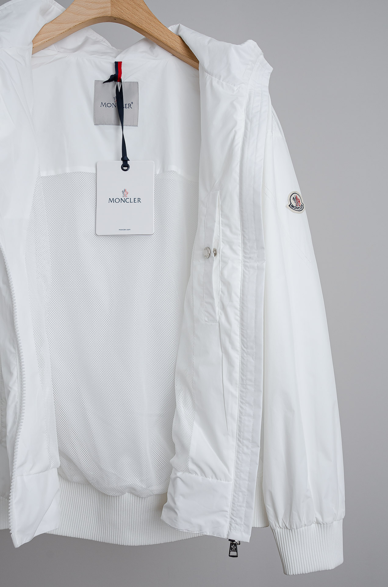 ☀️☀️MONCLER蒙口2026新春最新出品，立领防水夹克外套#同步官网发售！该款夹克外层超柔聚酯纤维
