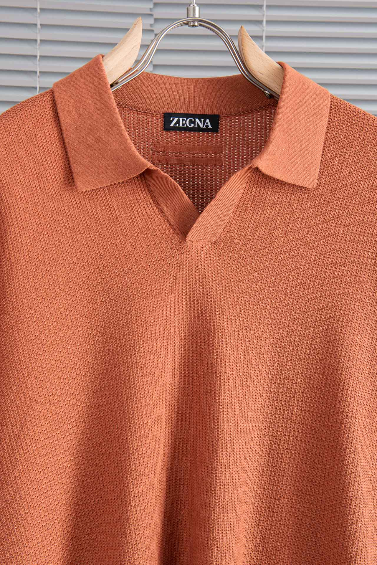 杰尼亚zegna2026春夏新款 桑蚕丝混纺男士针织海鸥领无扣V型翻领 短袖衫！采用5.5%蚕丝+65.