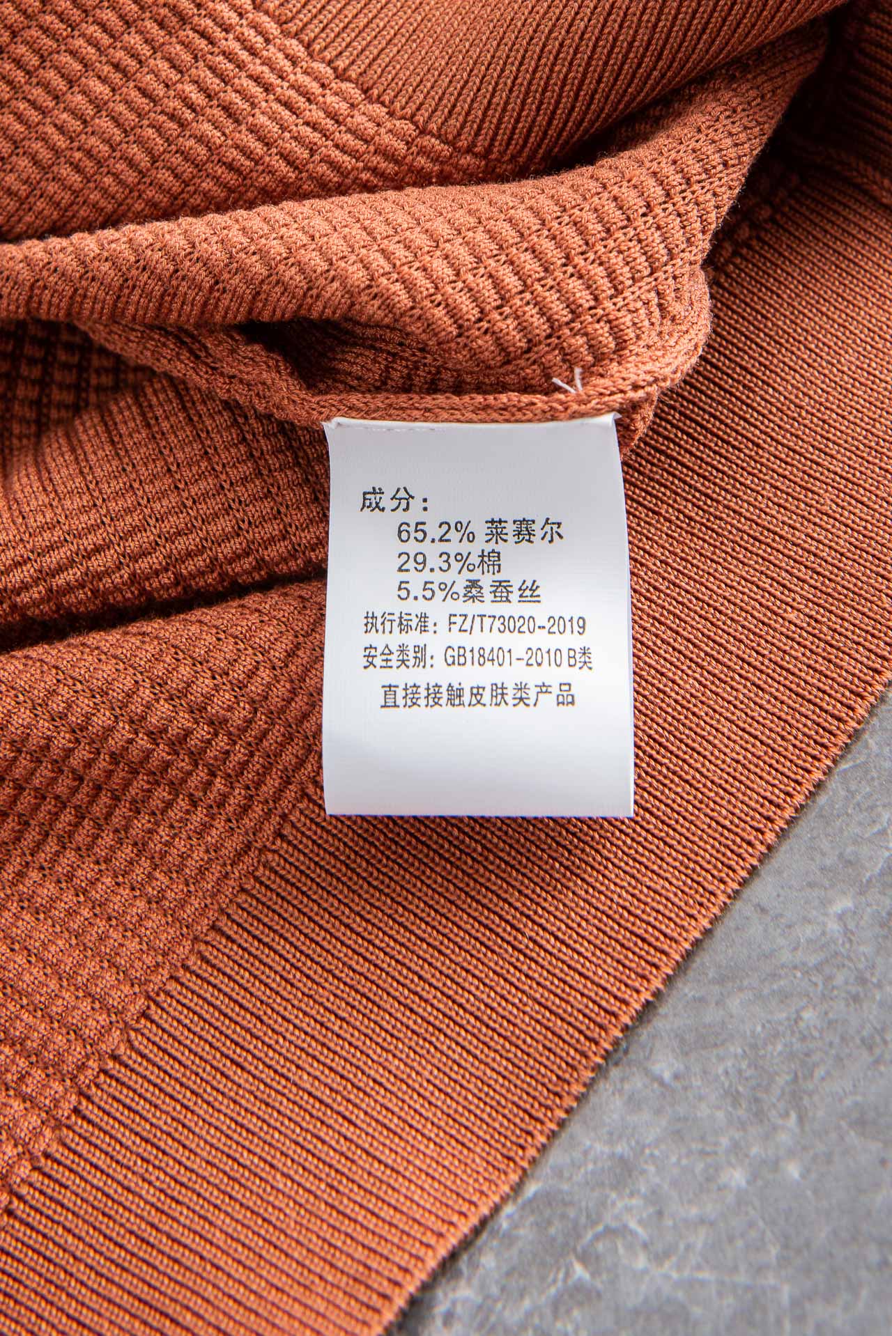 杰尼亚zegna2026春夏新款 桑蚕丝混纺男士针织海鸥领无扣V型翻领 短袖衫！采用5.5%蚕丝+65.