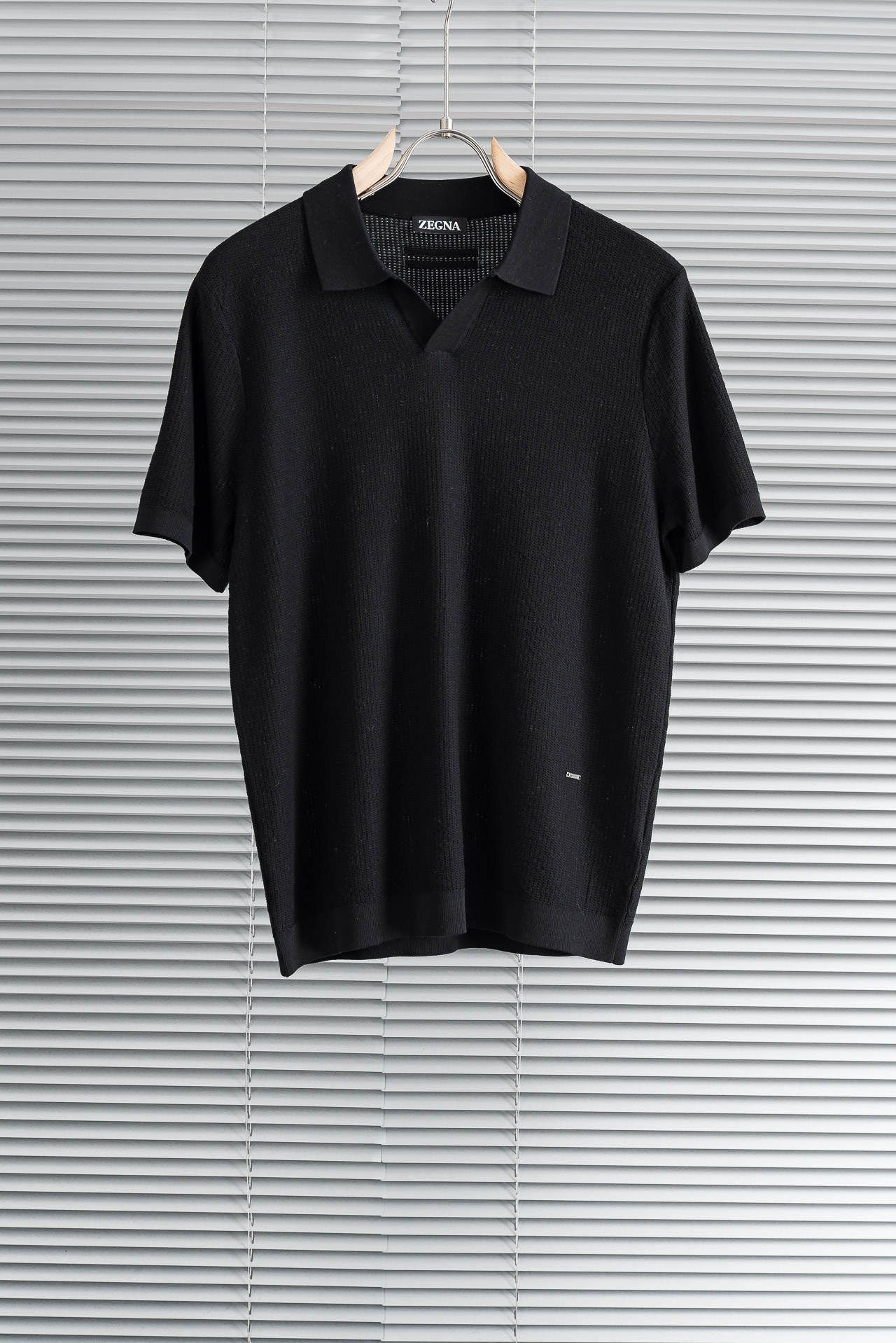 杰尼亚zegna2026春夏新款 桑蚕丝混纺男士针织海鸥领无扣V型翻领 短袖衫！采用5.5%蚕丝+65.