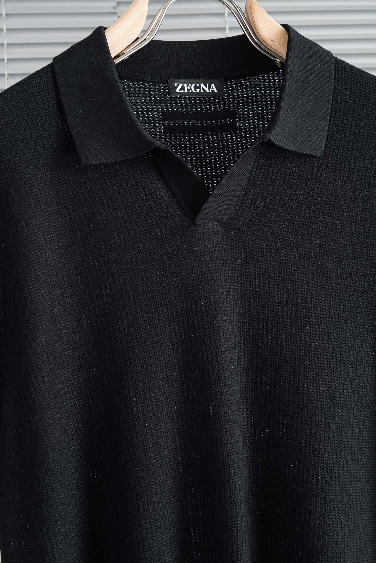 杰尼亚zegna2026春夏新款 桑蚕丝混纺男士针织海鸥领无扣V型翻领 短袖衫！采用5.5%蚕丝+65.