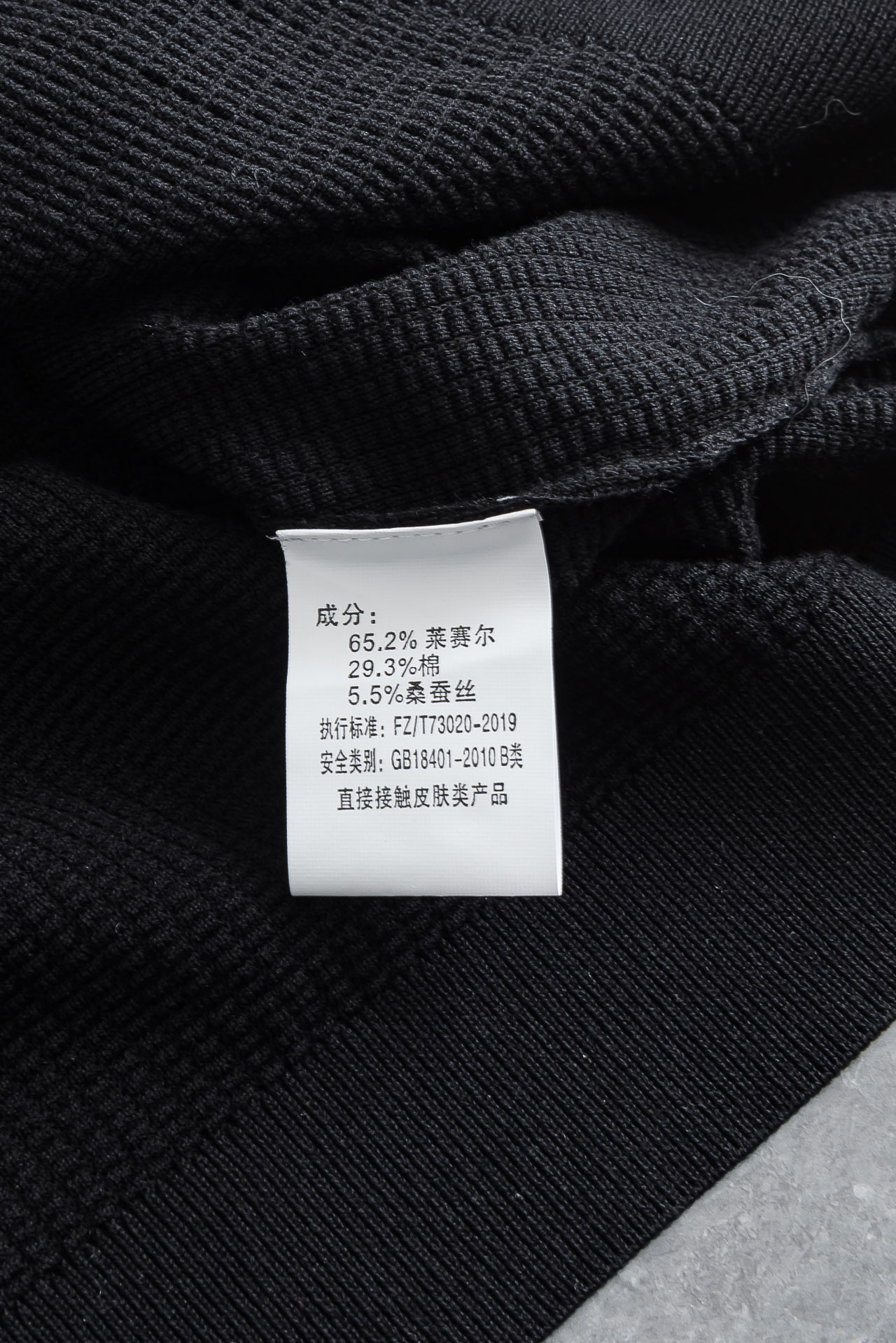 杰尼亚zegna2026春夏新款 桑蚕丝混纺男士针织海鸥领无扣V型翻领 短袖衫！采用5.5%蚕丝+65.
