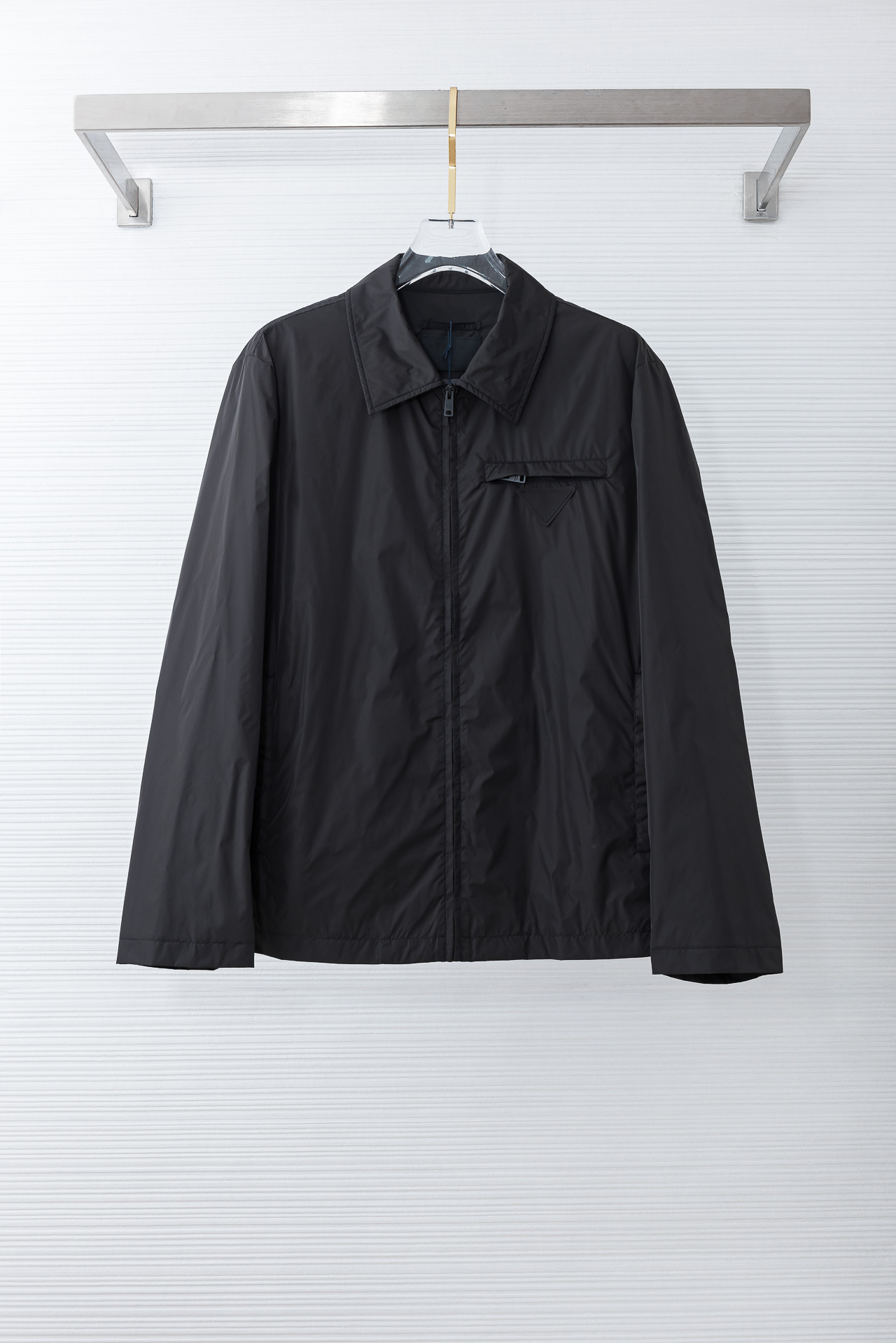 PRADA普拉达2026 ss最新春季新品，翻领防水夹克外套#同步官网发售！该款夹克外层超柔聚酯纤维防风