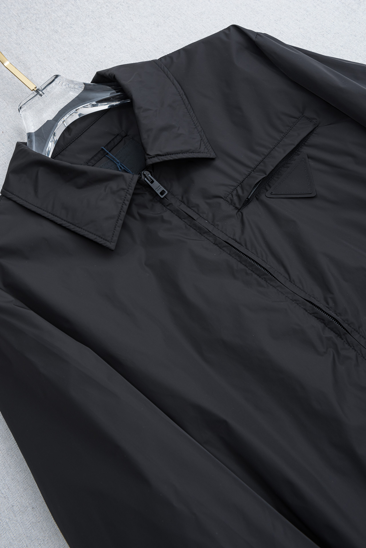 PRADA普拉达2026 ss最新春季新品，翻领防水夹克外套#同步官网发售！该款夹克外层超柔聚酯纤维防风