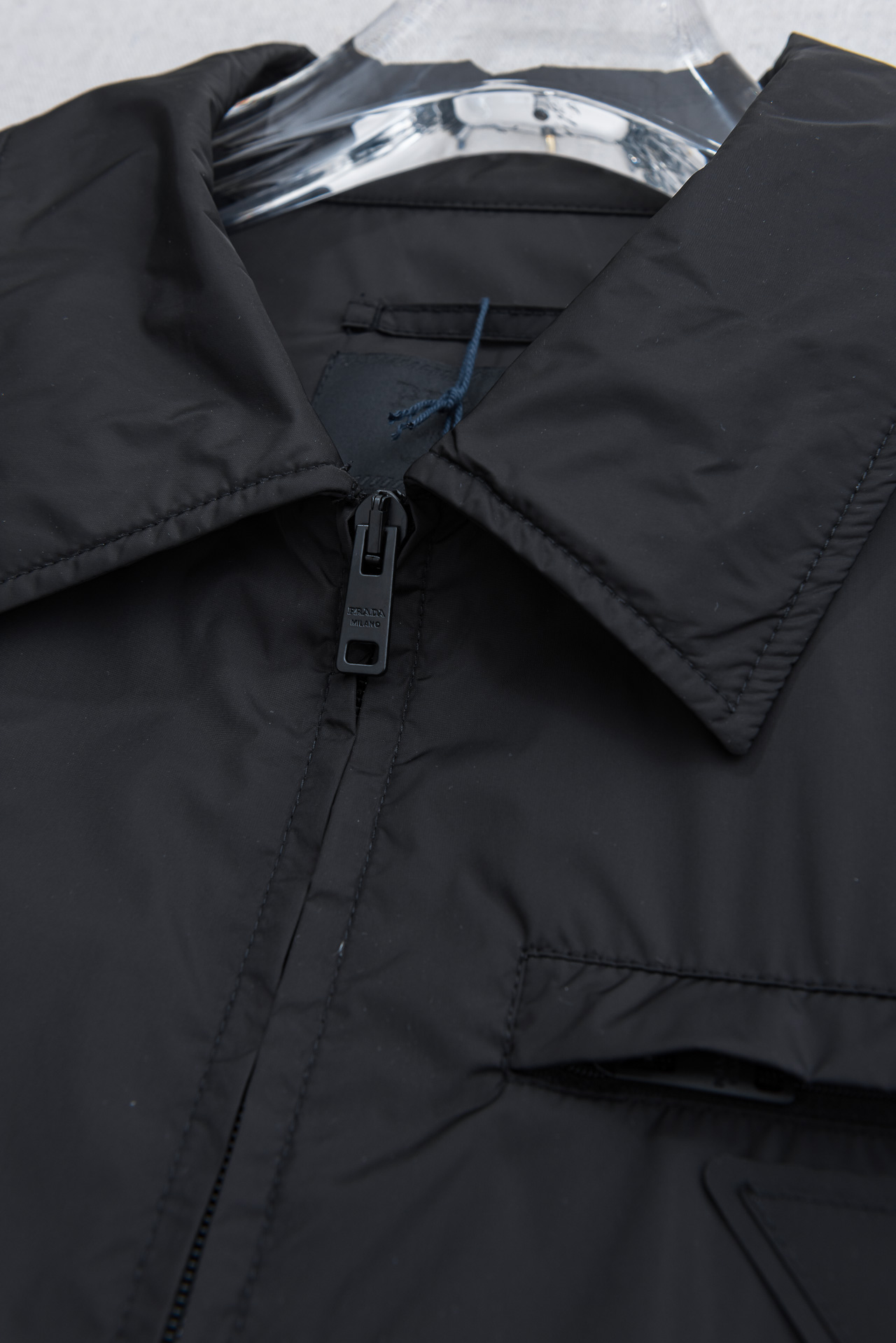 PRADA普拉达2026 ss最新春季新品，翻领防水夹克外套#同步官网发售！该款夹克外层超柔聚酯纤维防风