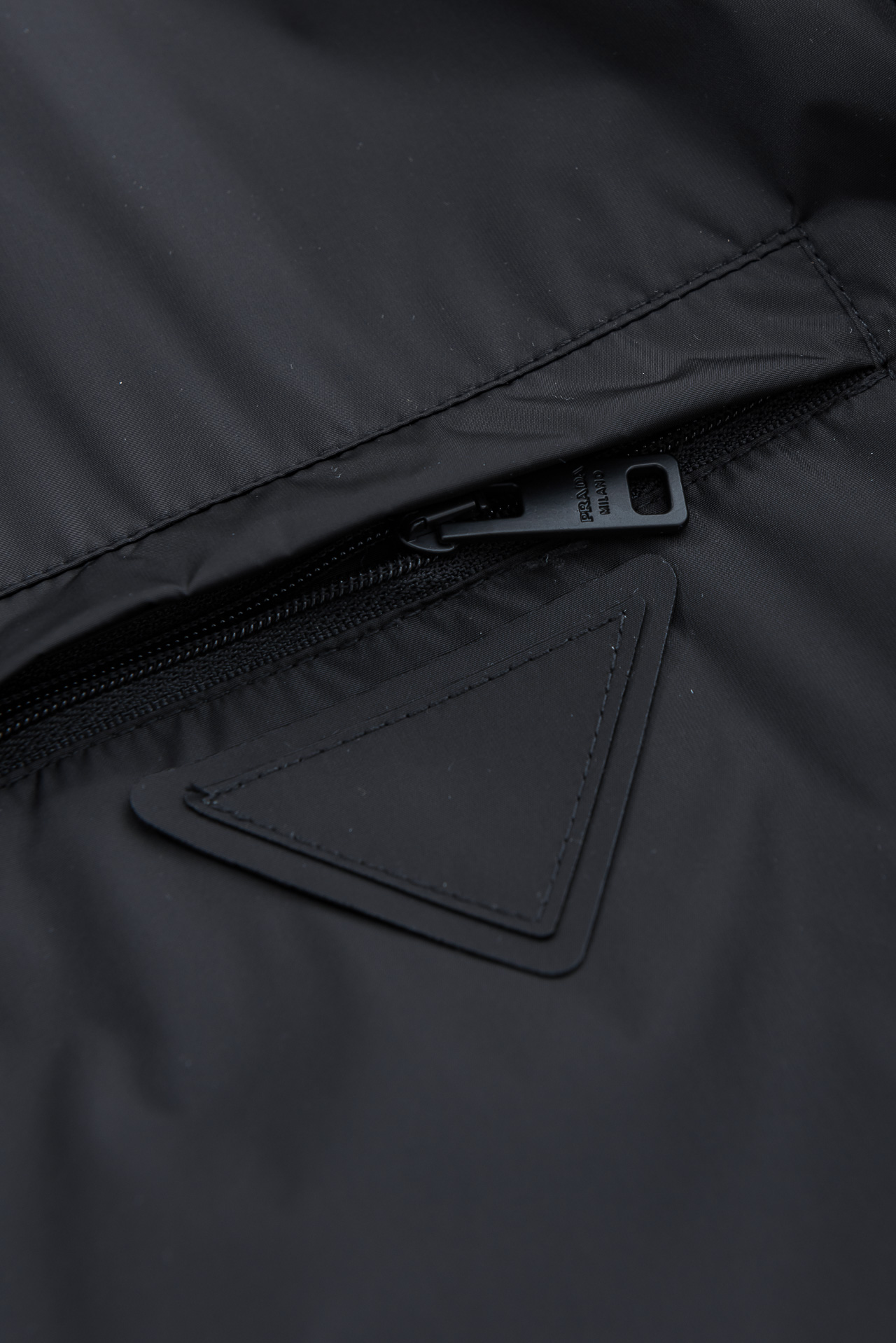 PRADA普拉达2026 ss最新春季新品，翻领防水夹克外套#同步官网发售！该款夹克外层超柔聚酯纤维防风