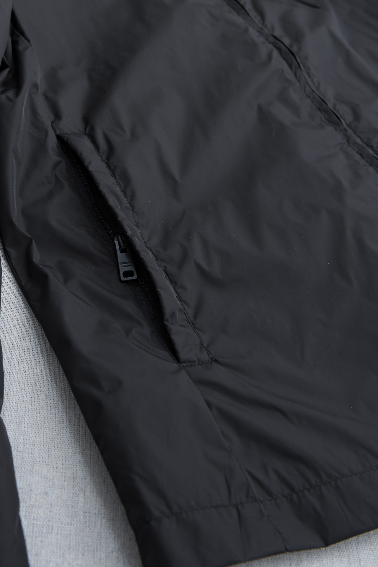 PRADA普拉达2026 ss最新春季新品，翻领防水夹克外套#同步官网发售！该款夹克外层超柔聚酯纤维防风