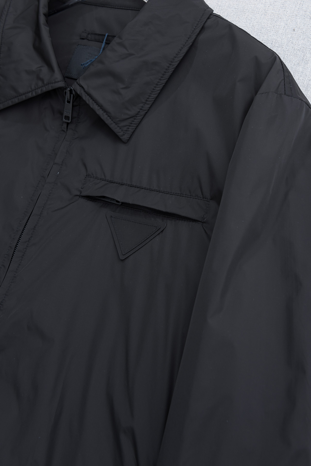 PRADA普拉达2026 ss最新春季新品，翻领防水夹克外套#同步官网发售！该款夹克外层超柔聚酯纤维防风