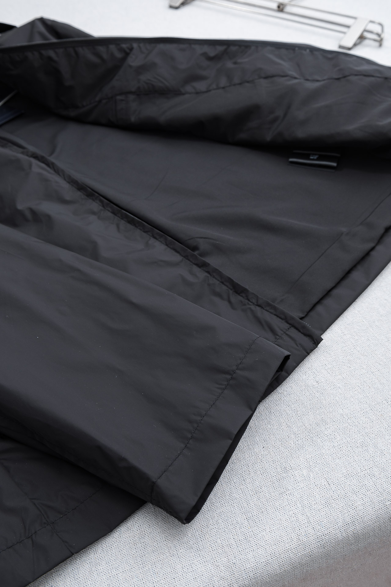 PRADA普拉达2026 ss最新春季新品，翻领防水夹克外套#同步官网发售！该款夹克外层超柔聚酯纤维防风