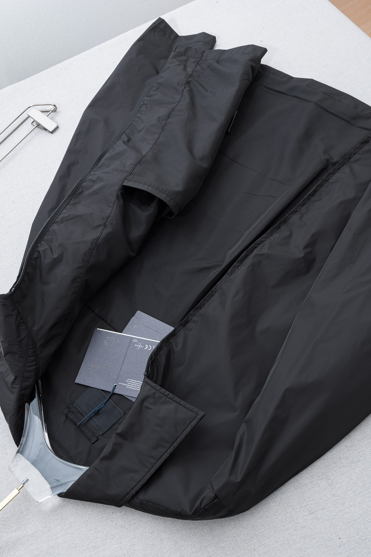 PRADA普拉达2026 ss最新春季新品，翻领防水夹克外套#同步官网发售！该款夹克外层超柔聚酯纤维防风