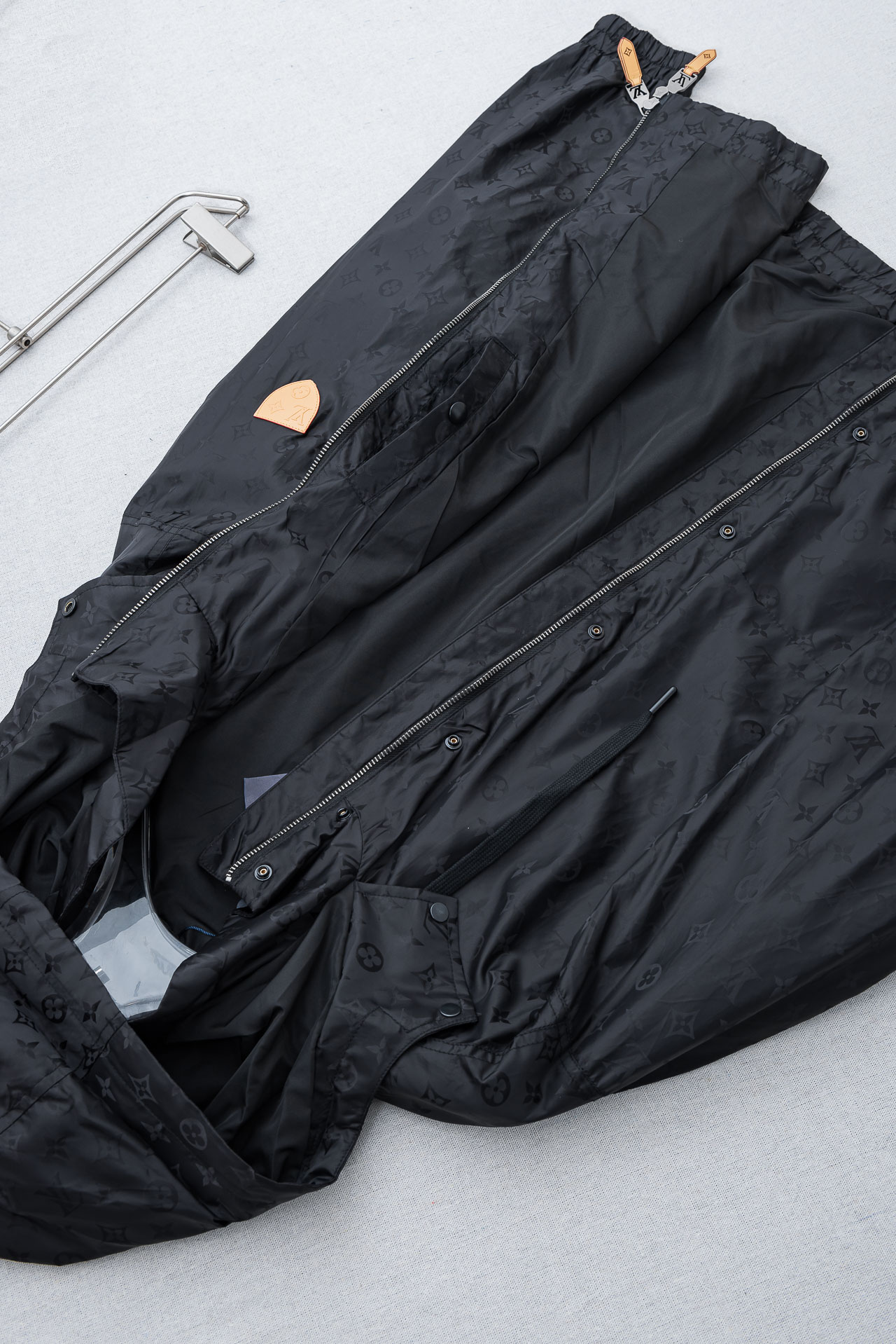 LV 路易威登2026 ss最新春季新品！Monogram立体提花连帽防水夹克外套#同步官网发售！该款夹