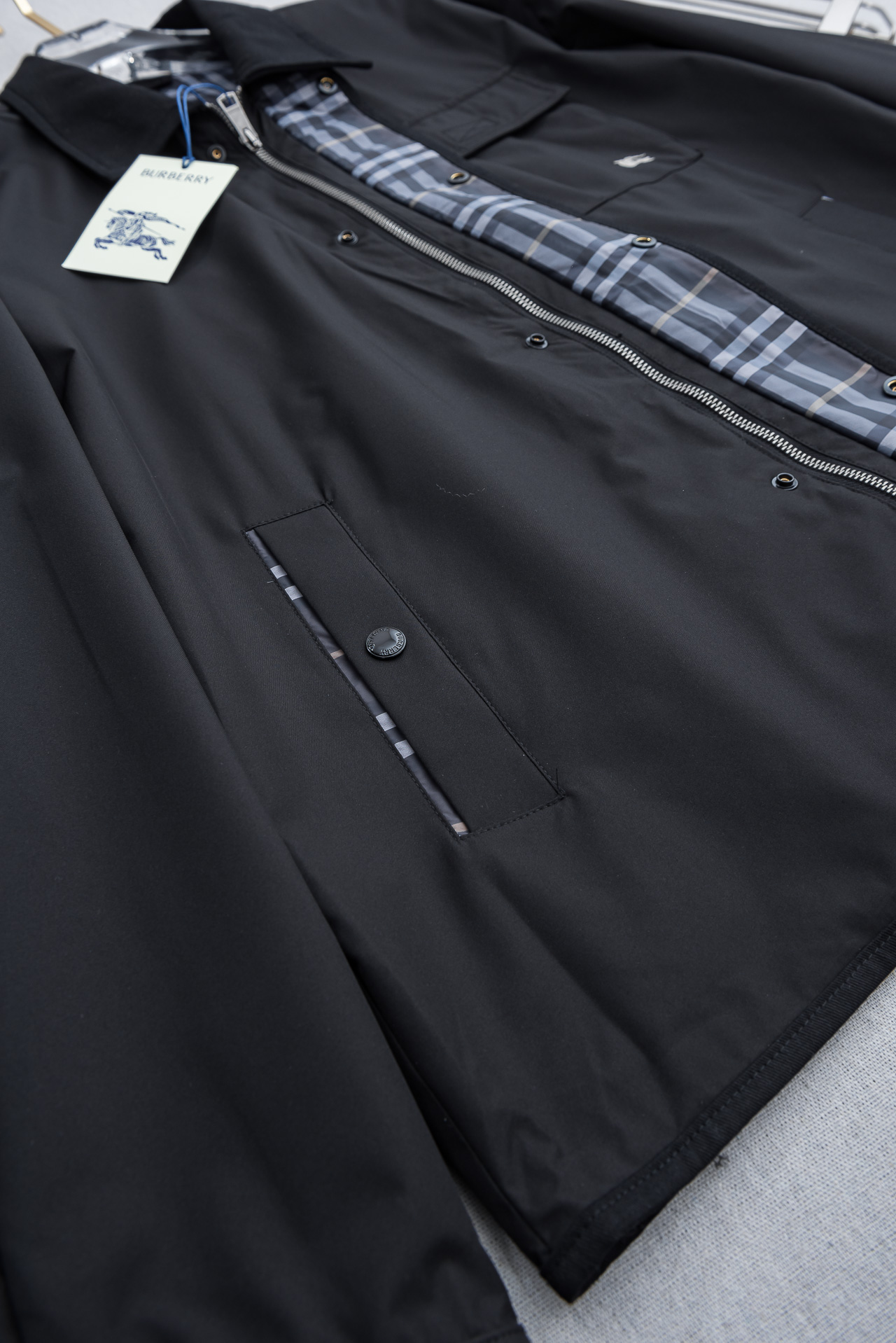 26ss新春最新出品 棉质BUR王牌尖货， 原厂原料棉纺厂特供长绒精纺棉质混纺斜纹材质打造。内侧为 Bu