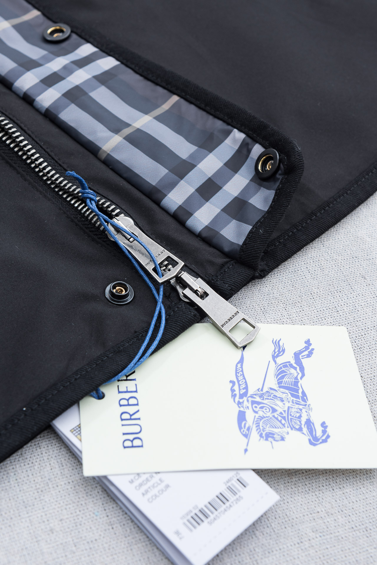 26ss新春最新出品 棉质BUR王牌尖货， 原厂原料棉纺厂特供长绒精纺棉质混纺斜纹材质打造。内侧为 Bu