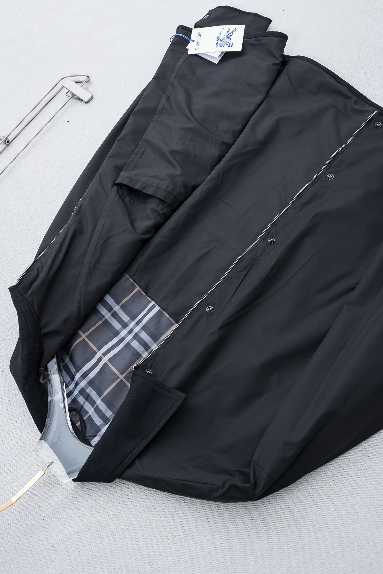 26ss新春最新出品 棉质BUR王牌尖货， 原厂原料棉纺厂特供长绒精纺棉质混纺斜纹材质打造。内侧为 Bu