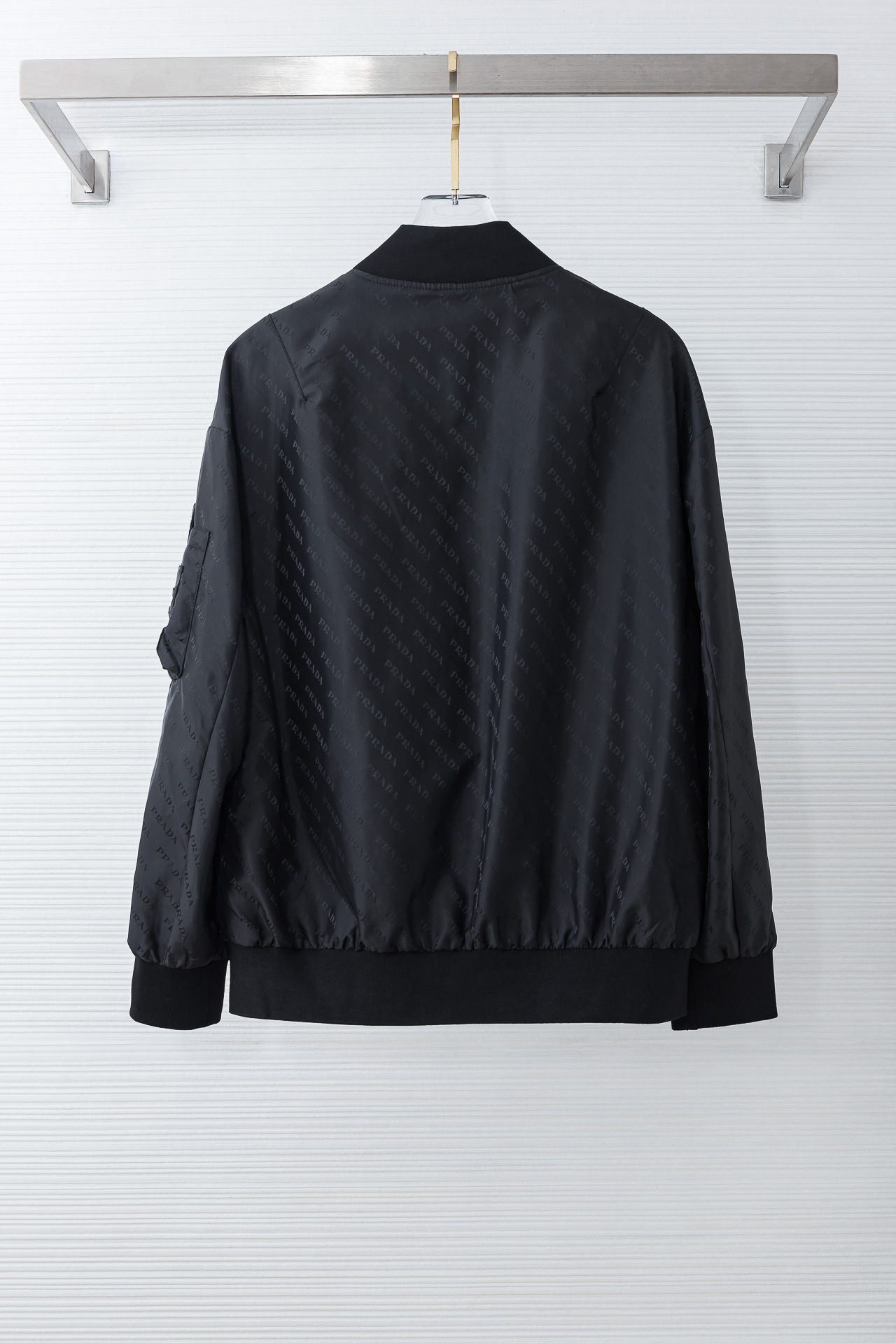 PRADA普拉达2026 ss最新春季新品，立领防水夹克外套#同步官网发售！该款夹克外层超柔聚酯纤维防风