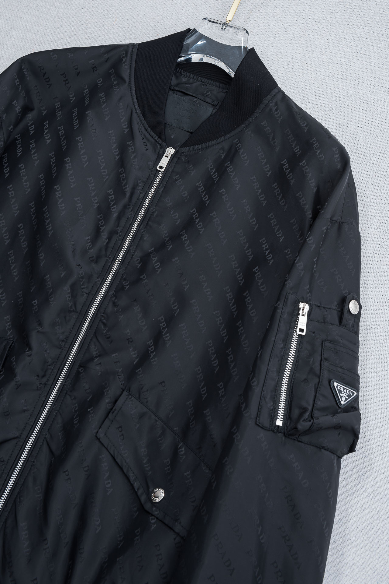PRADA普拉达2026 ss最新春季新品，立领防水夹克外套#同步官网发售！该款夹克外层超柔聚酯纤维防风