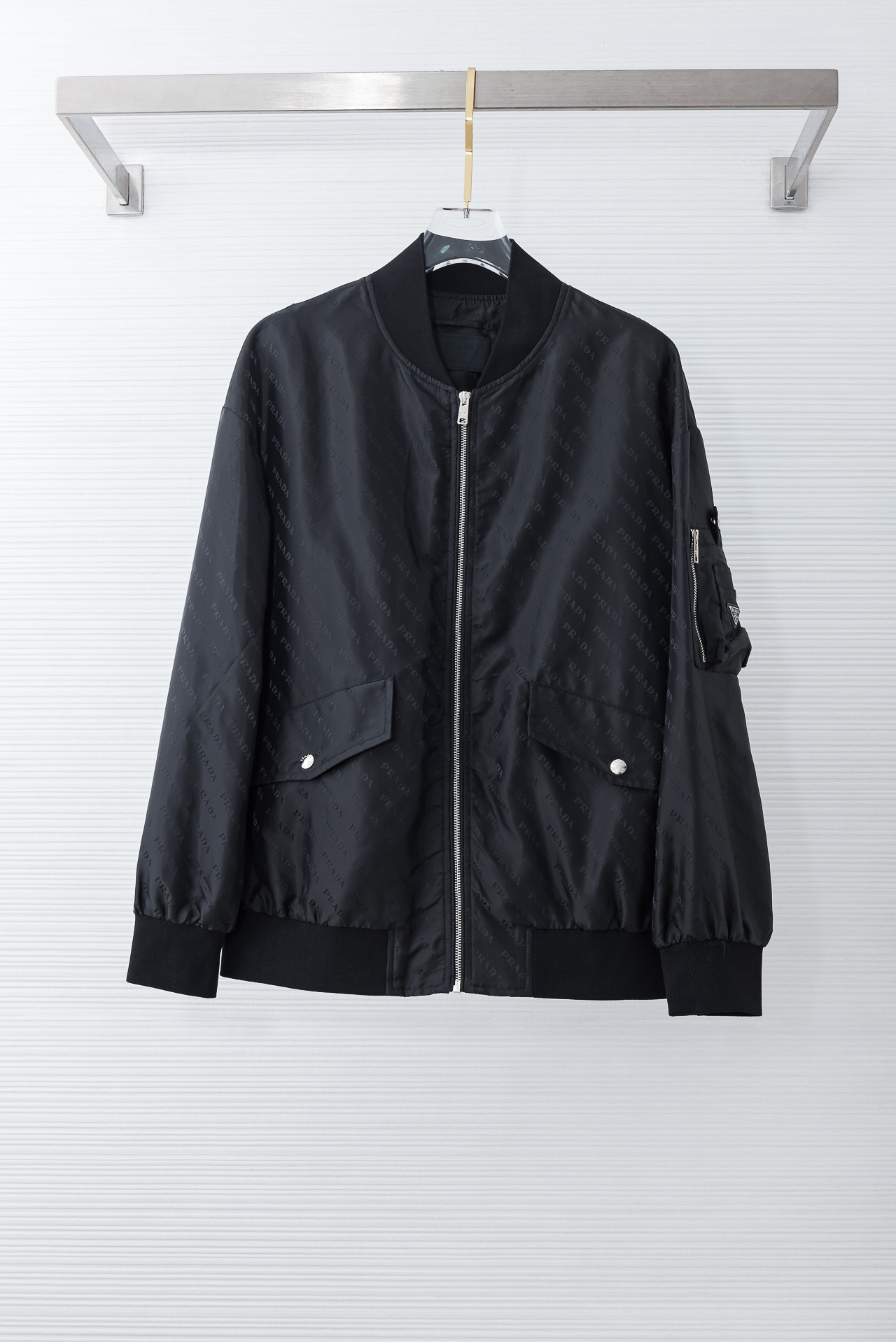 PRADA普拉达2026 ss最新春季新品，立领防水夹克外套#同步官网发售！该款夹克外层超柔聚酯纤维防风