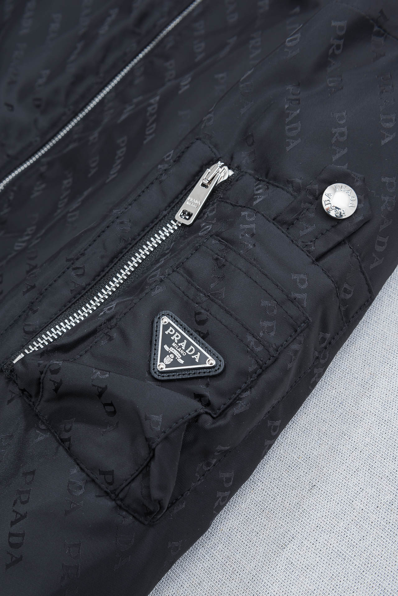 PRADA普拉达2026 ss最新春季新品，立领防水夹克外套#同步官网发售！该款夹克外层超柔聚酯纤维防风