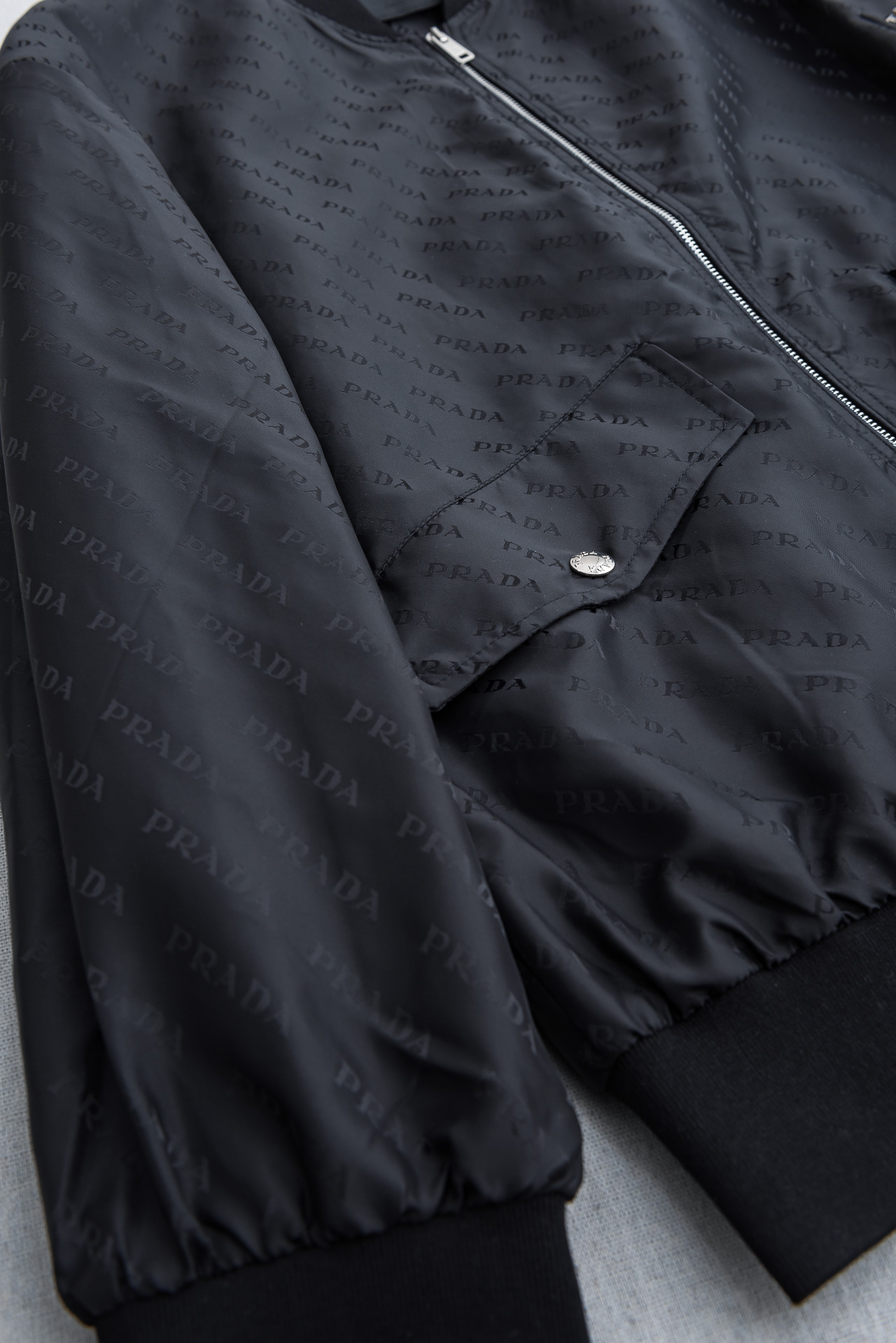PRADA普拉达2026 ss最新春季新品，立领防水夹克外套#同步官网发售！该款夹克外层超柔聚酯纤维防风