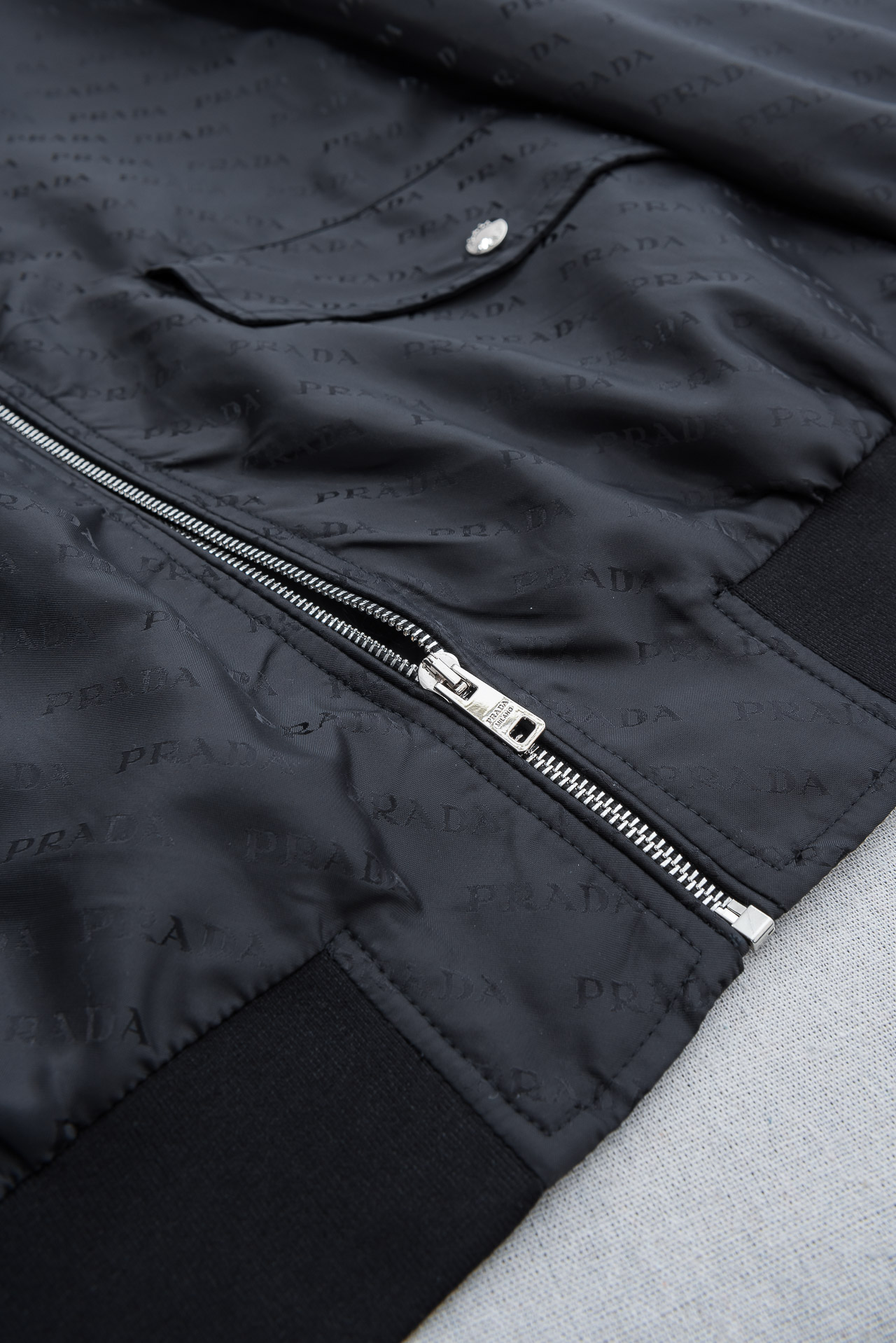 PRADA普拉达2026 ss最新春季新品，立领防水夹克外套#同步官网发售！该款夹克外层超柔聚酯纤维防风