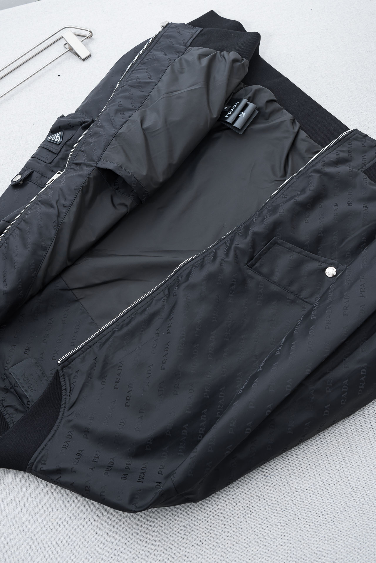 PRADA普拉达2026 ss最新春季新品，立领防水夹克外套#同步官网发售！该款夹克外层超柔聚酯纤维防风