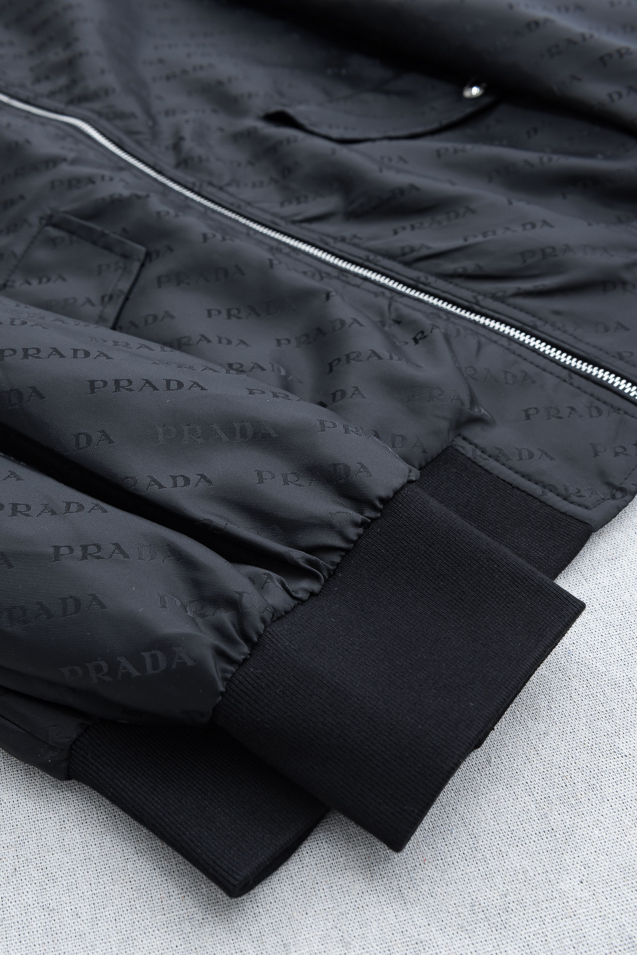 PRADA普拉达2026 ss最新春季新品，立领防水夹克外套#同步官网发售！该款夹克外层超柔聚酯纤维防风