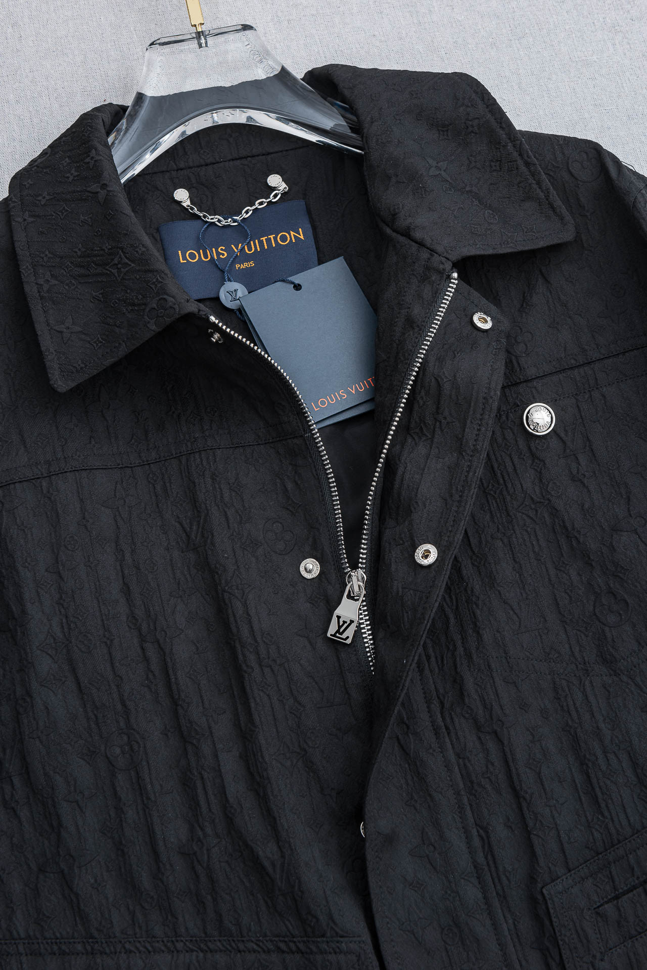 LV 路易威登2026 ss最新春季新品！立体Monogram翻领夹克外套#时尚美观，呈现出细密的肌理和