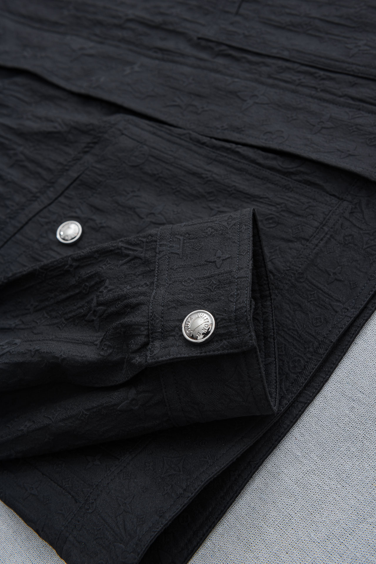 LV 路易威登2026 ss最新春季新品！立体Monogram翻领夹克外套#时尚美观，呈现出细密的肌理和