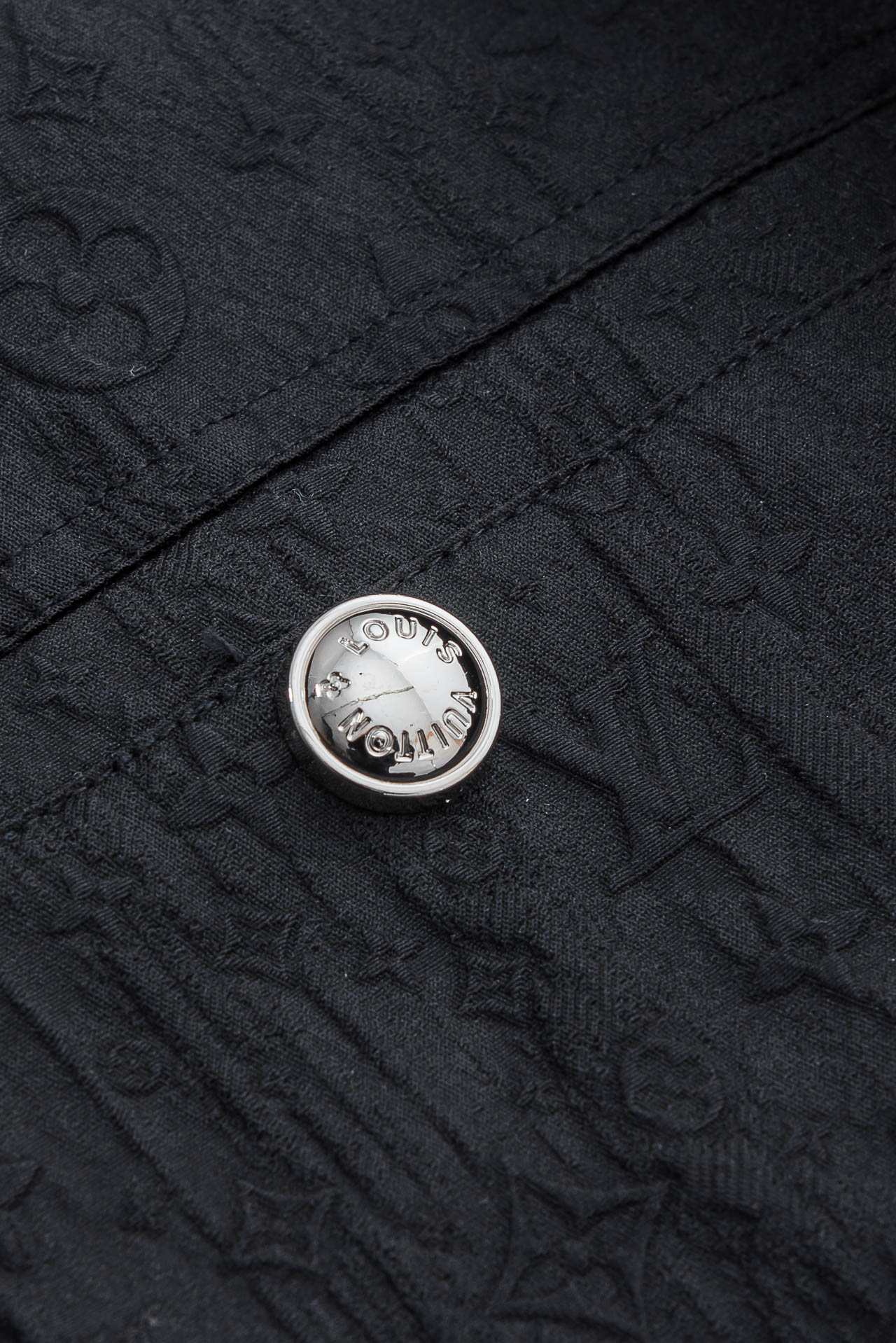 LV 路易威登2026 ss最新春季新品！立体Monogram翻领夹克外套#时尚美观，呈现出细密的肌理和