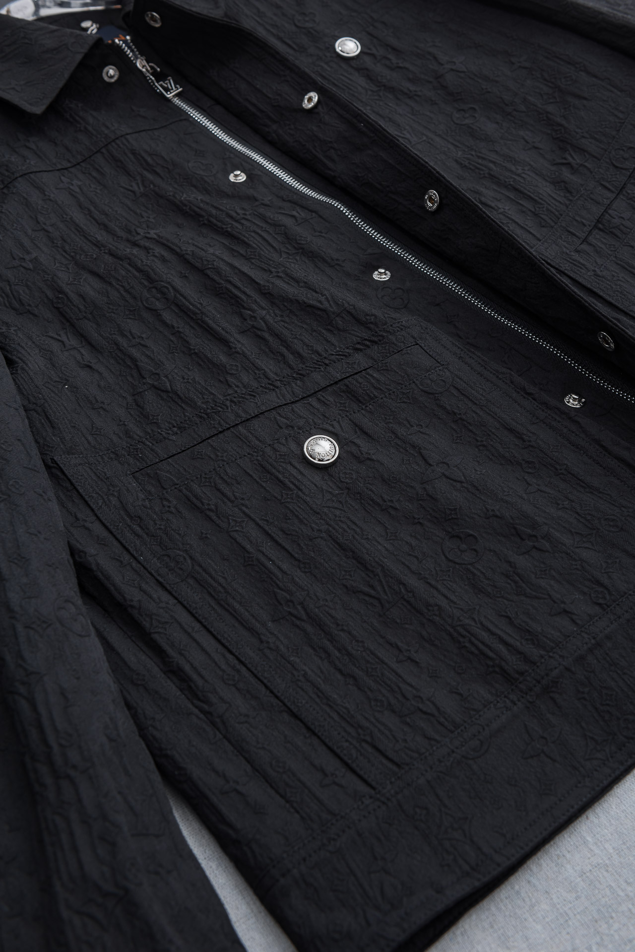 LV 路易威登2026 ss最新春季新品！立体Monogram翻领夹克外套#时尚美观，呈现出细密的肌理和