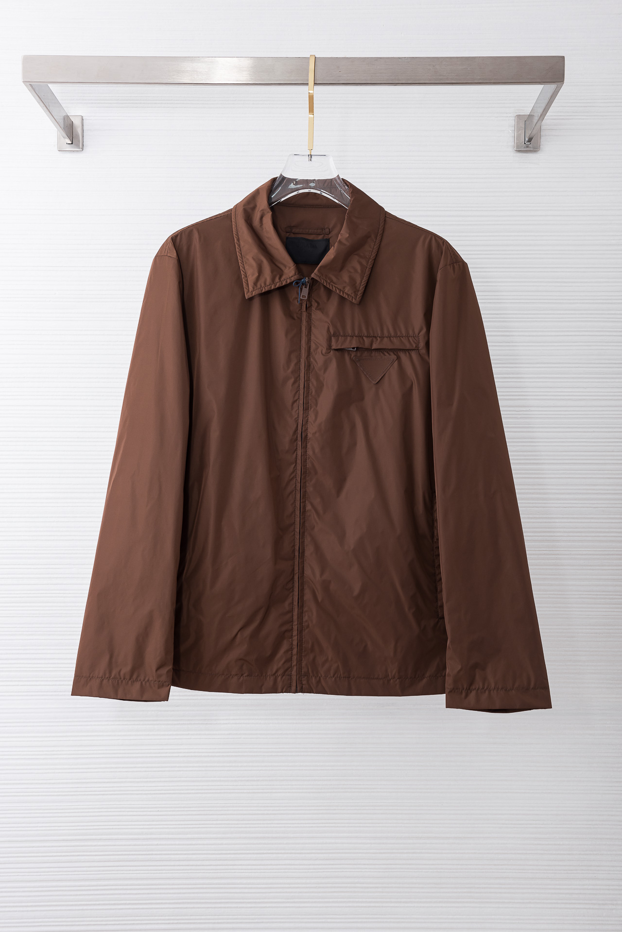 PRADA普拉达2026 ss最新春季新品，翻领防水夹克外套#同步官网发售！该款夹克外层超柔聚酯纤维防风