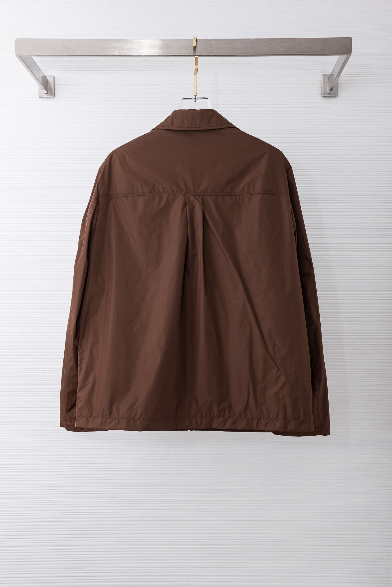 PRADA普拉达2026 ss最新春季新品，翻领防水夹克外套#同步官网发售！该款夹克外层超柔聚酯纤维防风