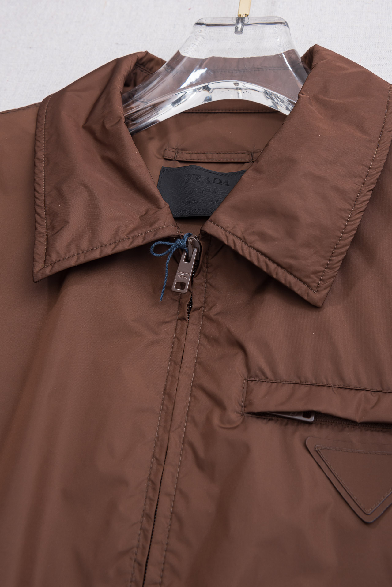 PRADA普拉达2026 ss最新春季新品，翻领防水夹克外套#同步官网发售！该款夹克外层超柔聚酯纤维防风