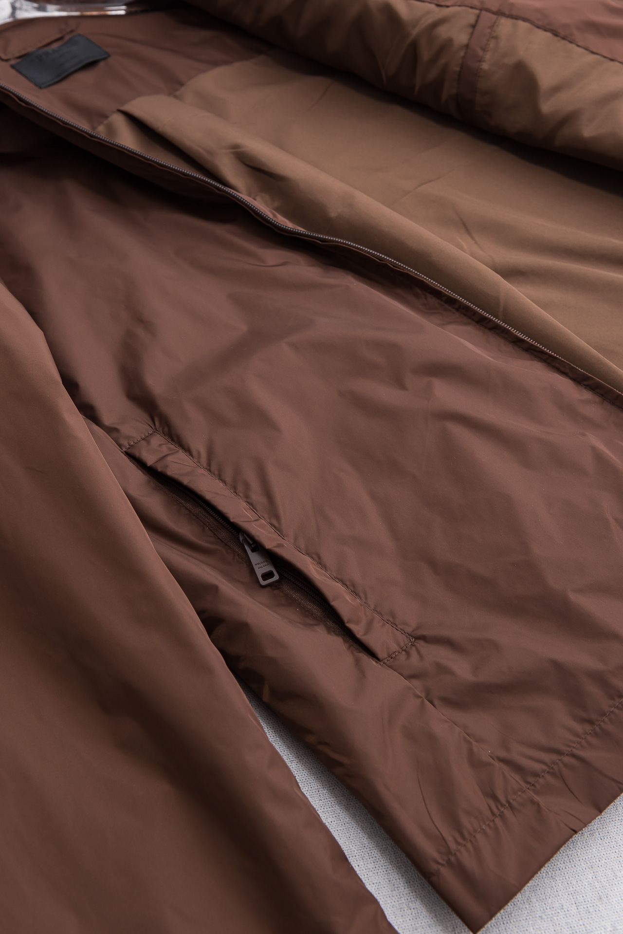 PRADA普拉达2026 ss最新春季新品，翻领防水夹克外套#同步官网发售！该款夹克外层超柔聚酯纤维防风