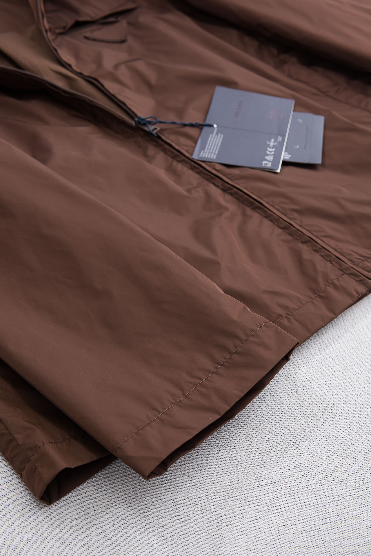 PRADA普拉达2026 ss最新春季新品，翻领防水夹克外套#同步官网发售！该款夹克外层超柔聚酯纤维防风