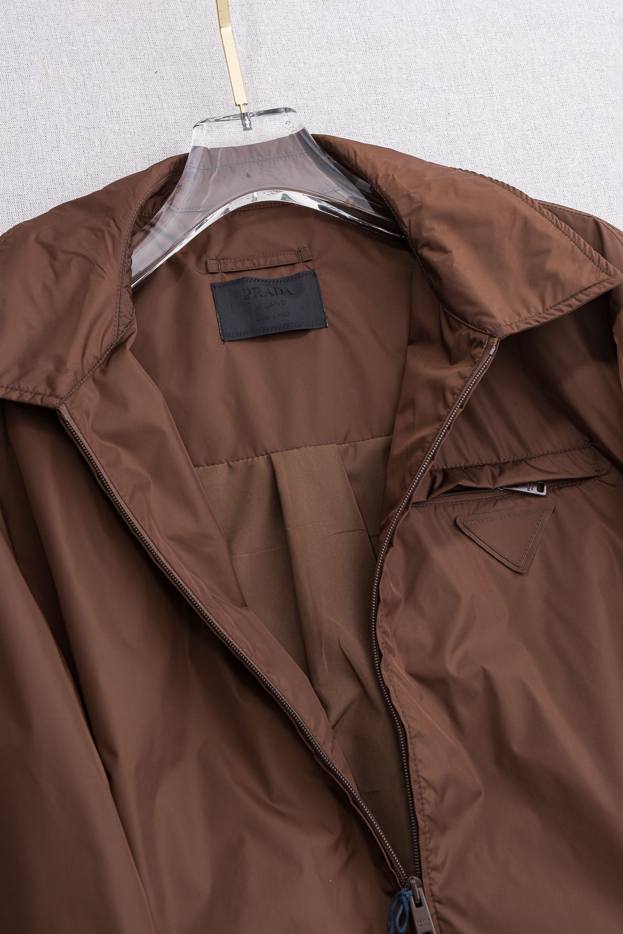 PRADA普拉达2026 ss最新春季新品，翻领防水夹克外套#同步官网发售！该款夹克外层超柔聚酯纤维防风