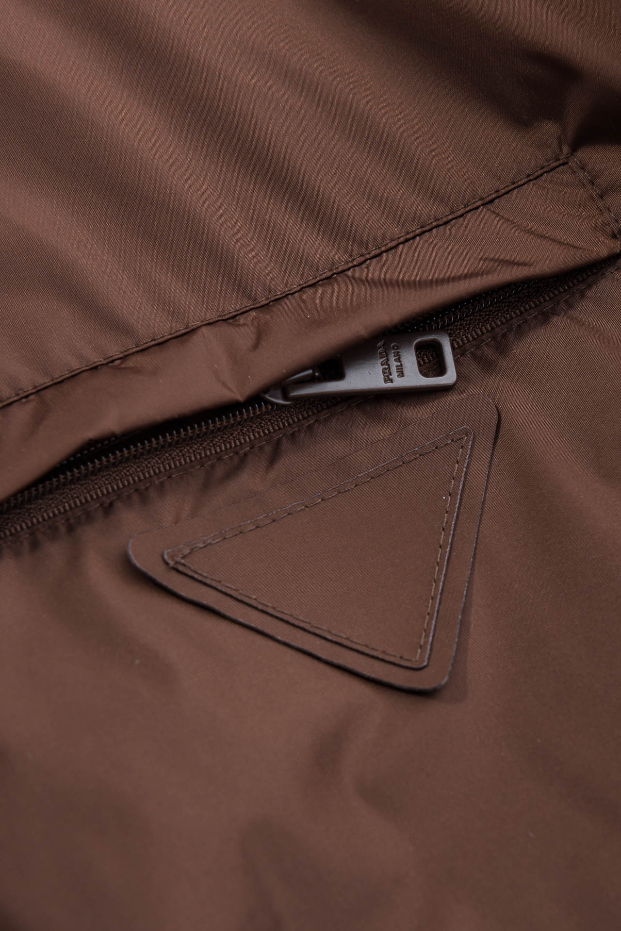 PRADA普拉达2026 ss最新春季新品，翻领防水夹克外套#同步官网发售！该款夹克外层超柔聚酯纤维防风