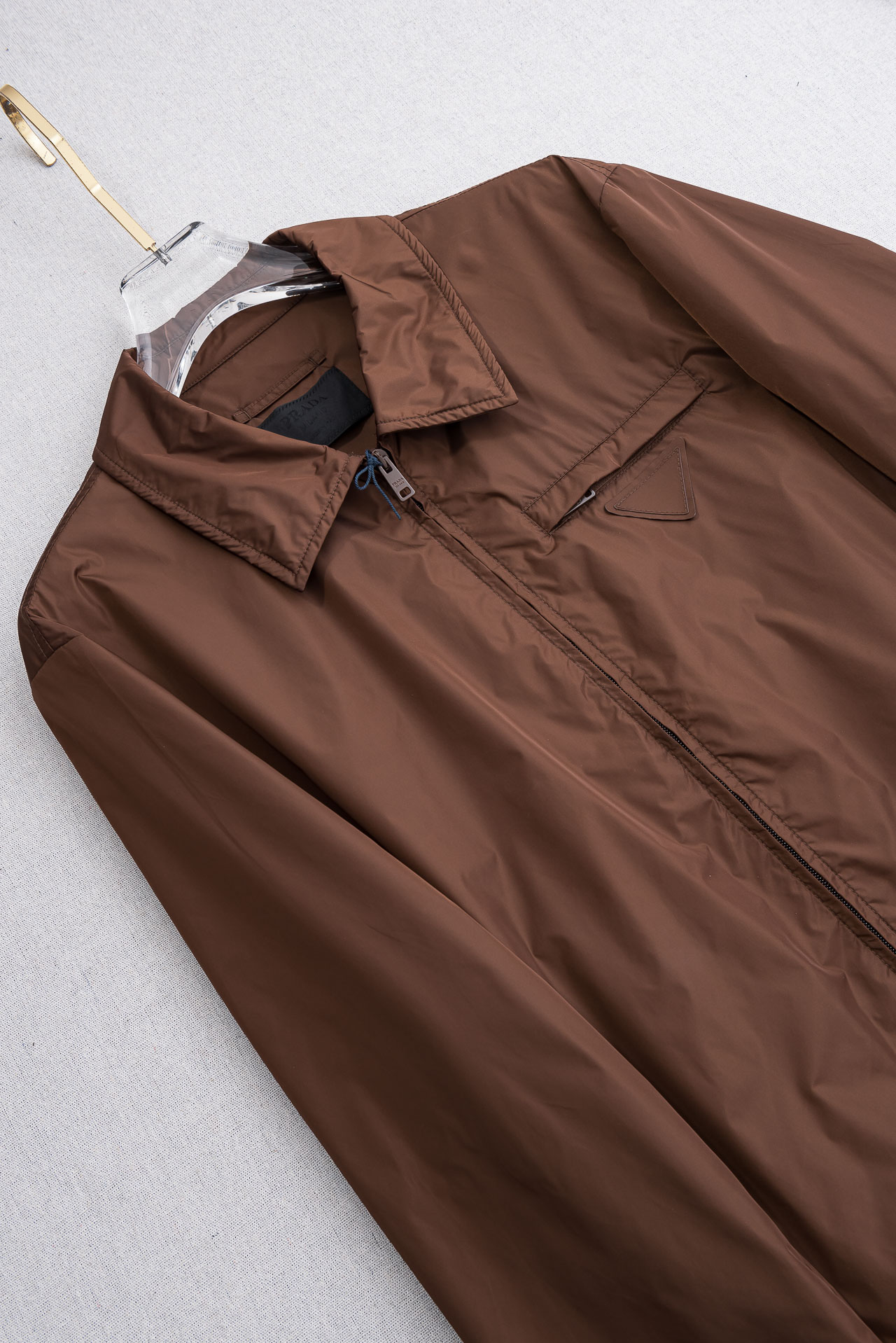 PRADA普拉达2026 ss最新春季新品，翻领防水夹克外套#同步官网发售！该款夹克外层超柔聚酯纤维防风