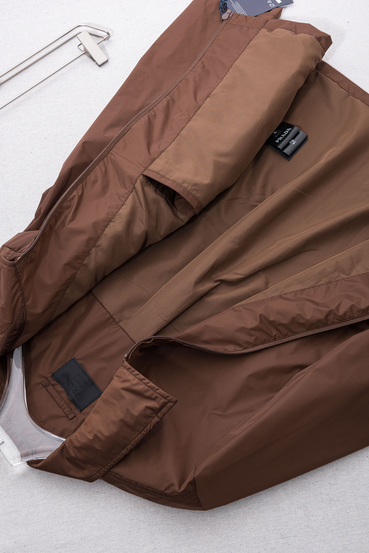 PRADA普拉达2026 ss最新春季新品，翻领防水夹克外套#同步官网发售！该款夹克外层超柔聚酯纤维防风