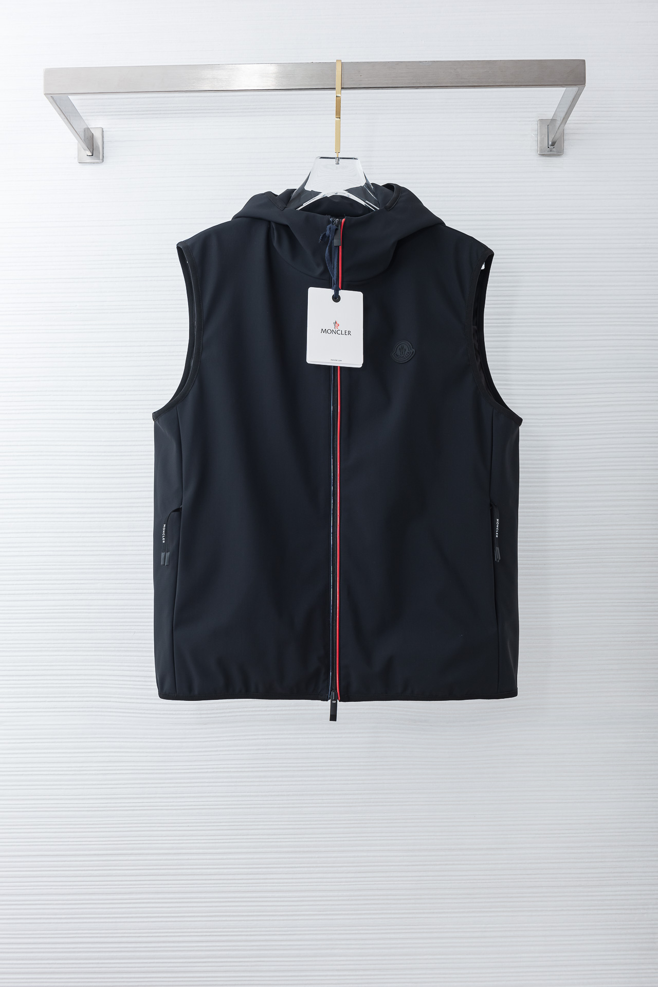 MONCLER蒙口2026FW 秋冬最新连帽设计男士休闲马甲夹克外套#上身十分的舒适，质感超级的细腻且柔