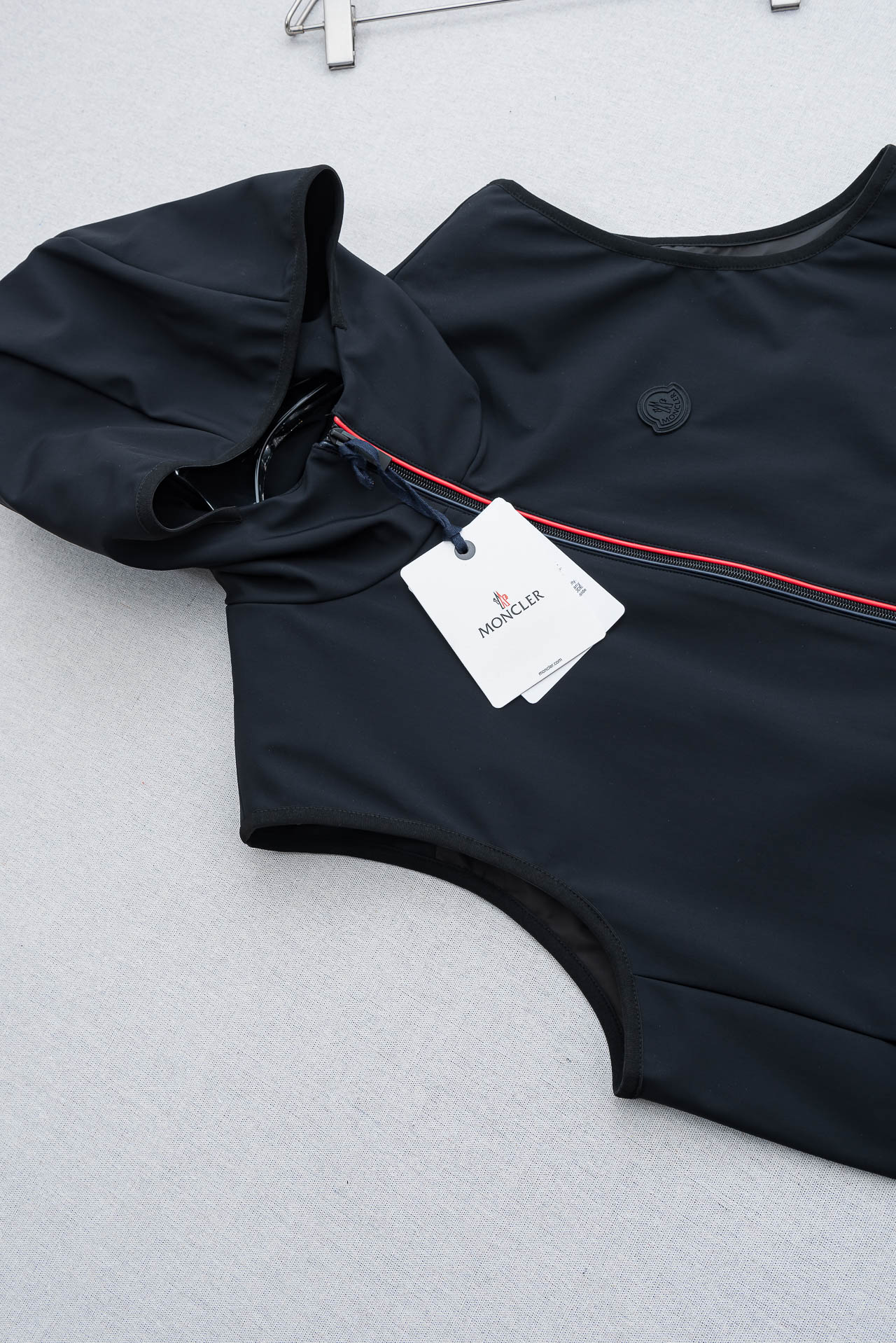 MONCLER蒙口2026FW 秋冬最新连帽设计男士休闲马甲夹克外套#上身十分的舒适，质感超级的细腻且柔