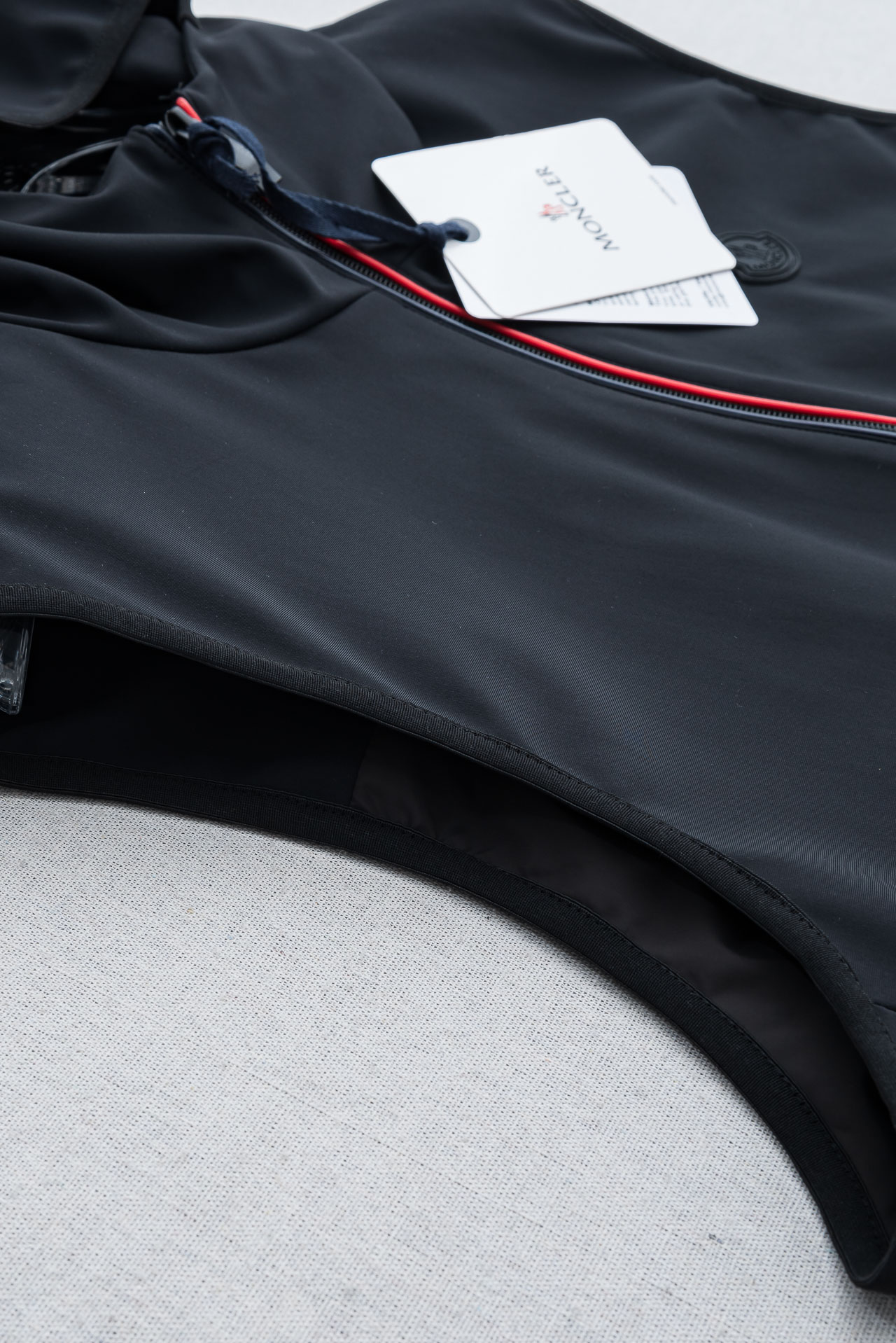 MONCLER蒙口2026FW 秋冬最新连帽设计男士休闲马甲夹克外套#上身十分的舒适，质感超级的细腻且柔