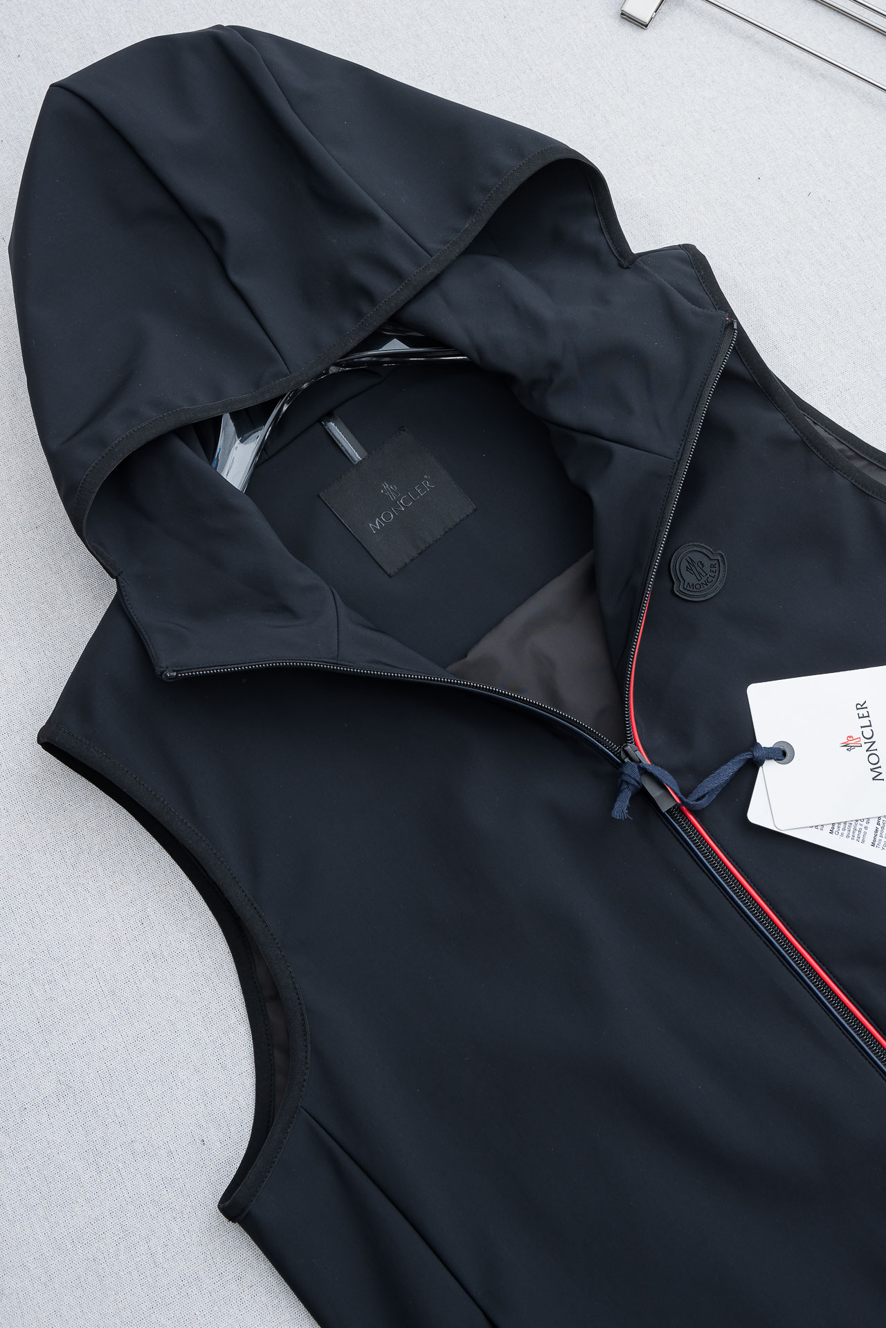 MONCLER蒙口2026FW 秋冬最新连帽设计男士休闲马甲夹克外套#上身十分的舒适，质感超级的细腻且柔