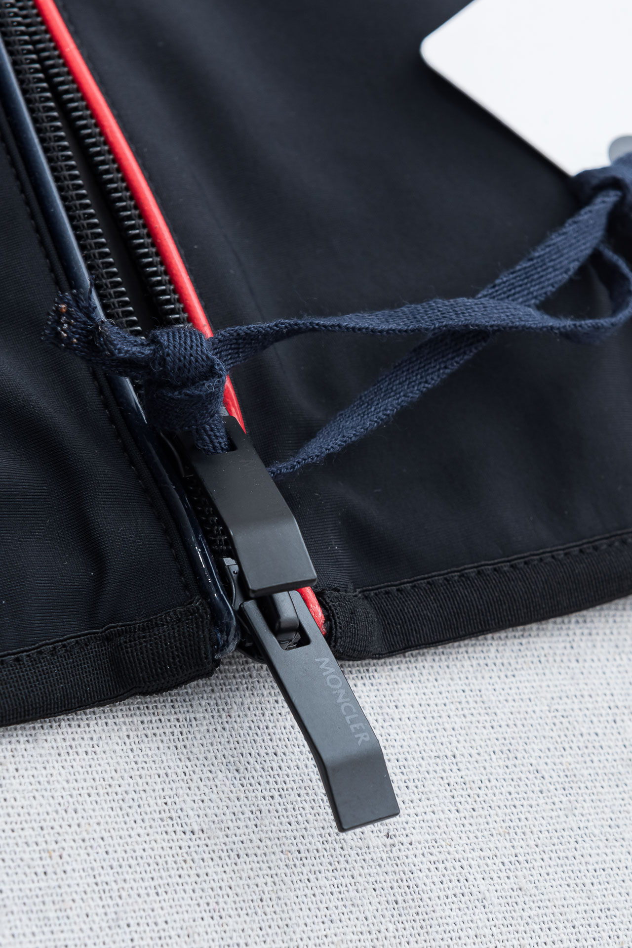 MONCLER蒙口2026FW 秋冬最新连帽设计男士休闲马甲夹克外套#上身十分的舒适，质感超级的细腻且柔